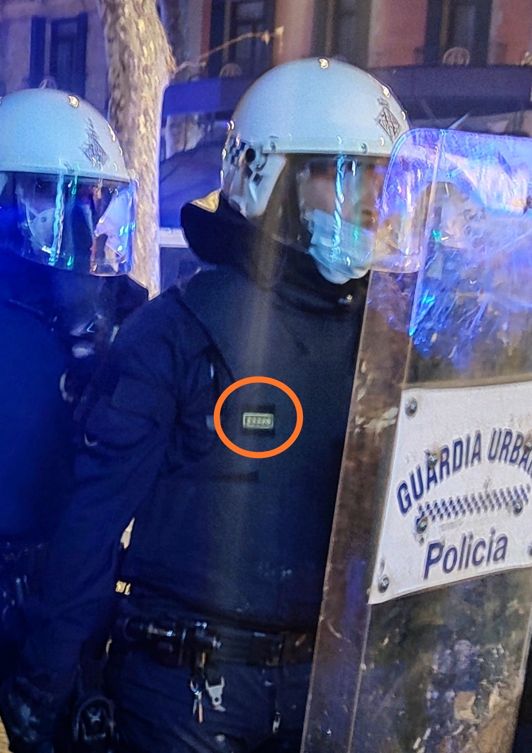 Un agent de la UREP identificat, amb el número de sis xifres al pit / D.C.