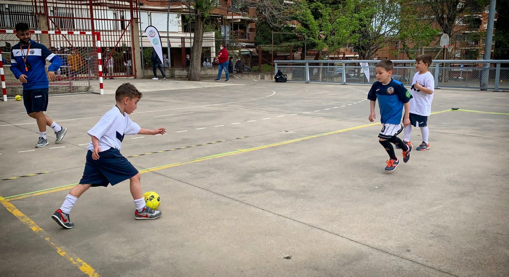 La canalla de l'associació esportiva Babar jugant a futbol sala, fa pocs dies / Cedida