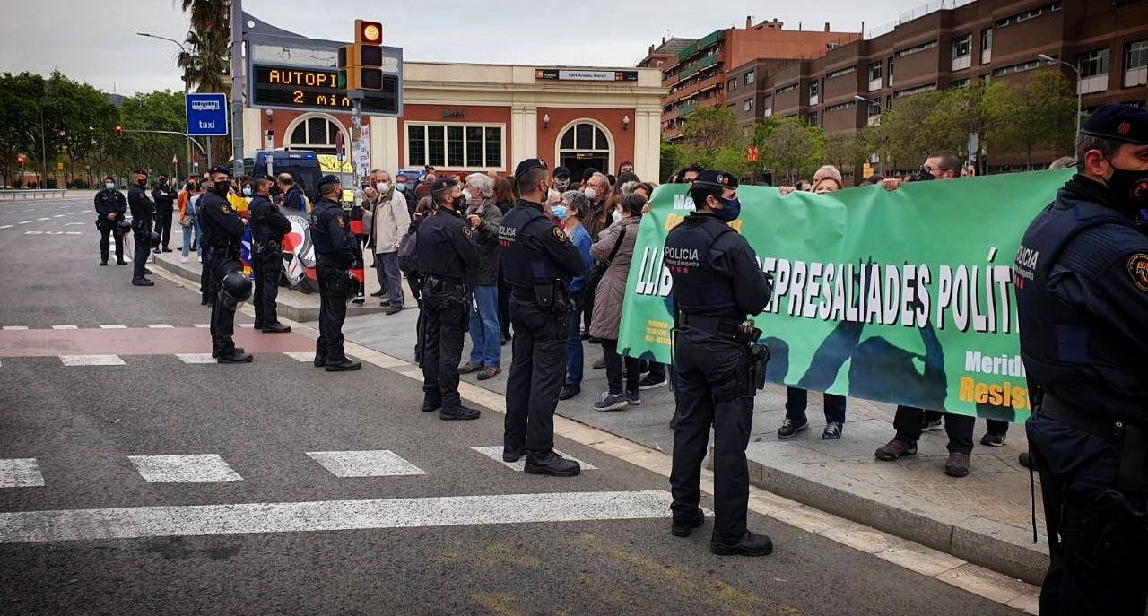 Línia policial ahir a la Meridiana durant l'enrenou de protestes / Meridiana Resisteix