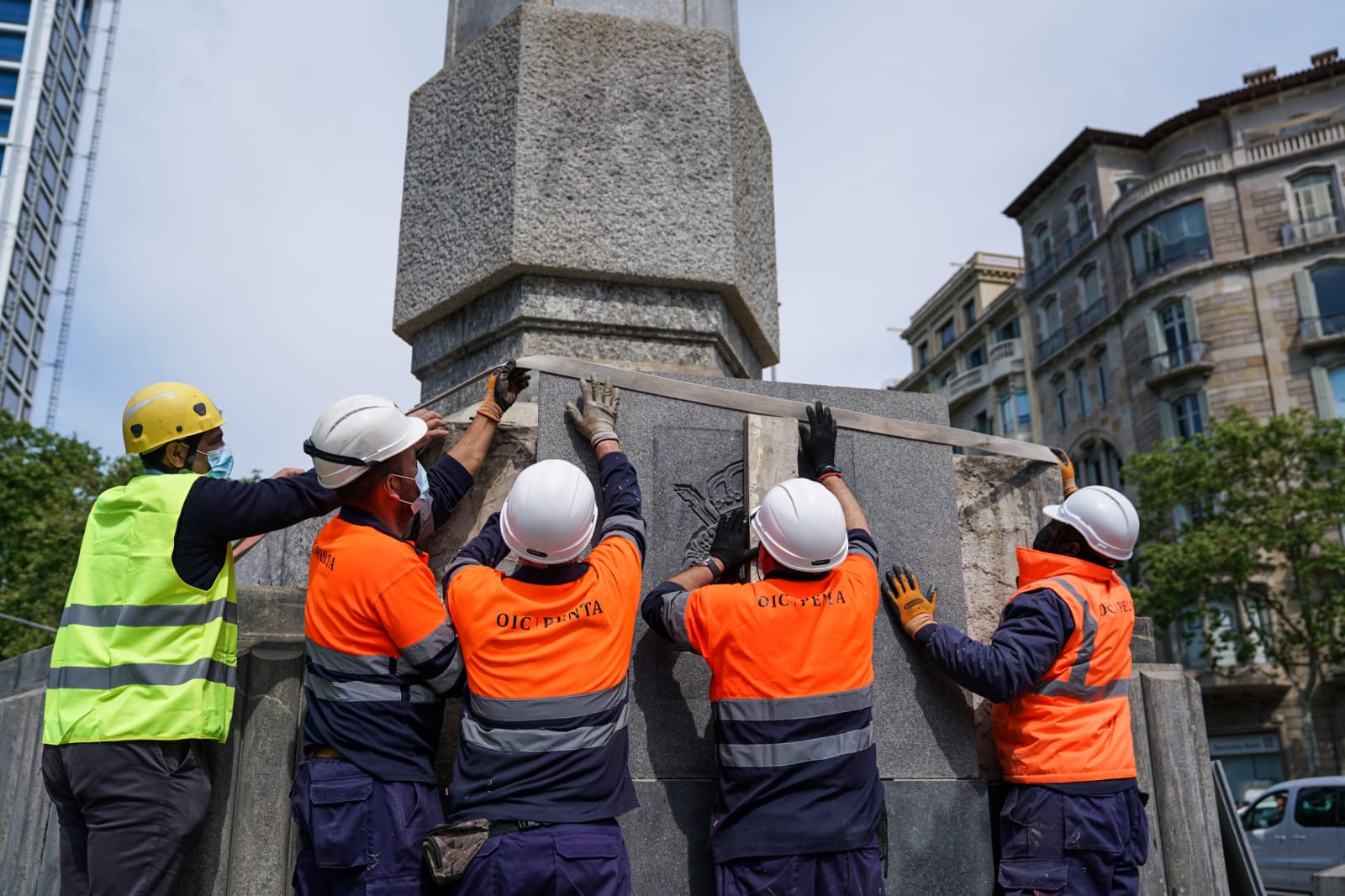 Operaris retirant l'escut reial de l'obelisc del Cinc d'Oros / Ajuntament de Barcelona