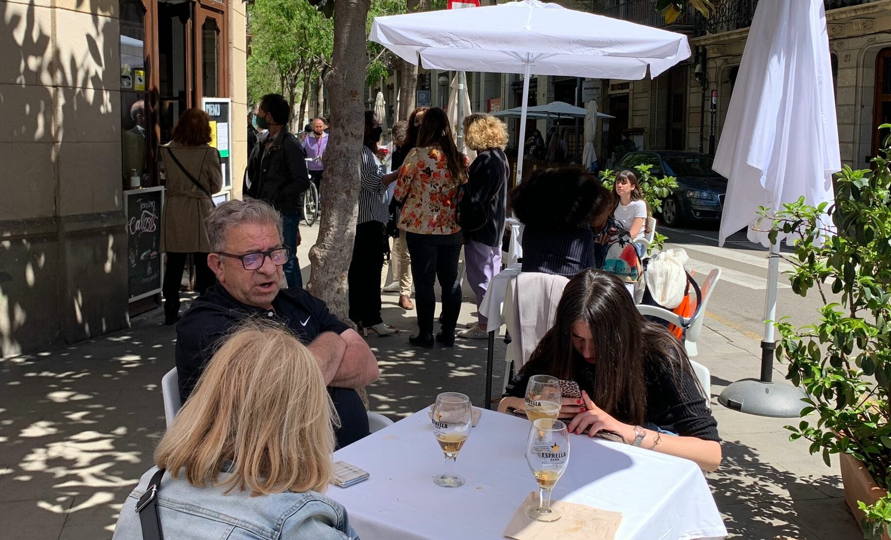 Diverses persones fent cua per dinar en un restaurant del Raval / S.B.