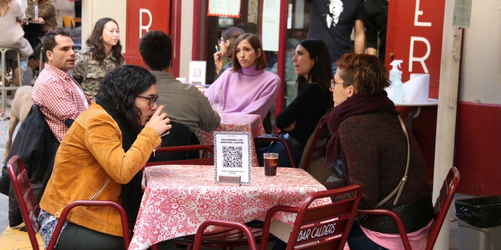 Dues noies fent un vermut a Barcelona | ACN