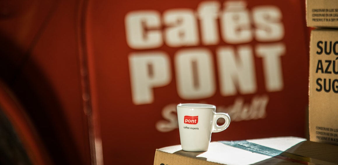 Tassa de Cafès Pont i un dels vehicles històrics de la marca / Cafès Pont