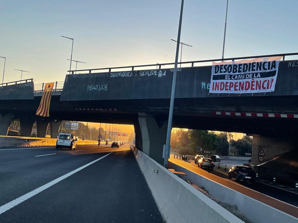 Pancarta a l'entrada de Barcelona / Cedida