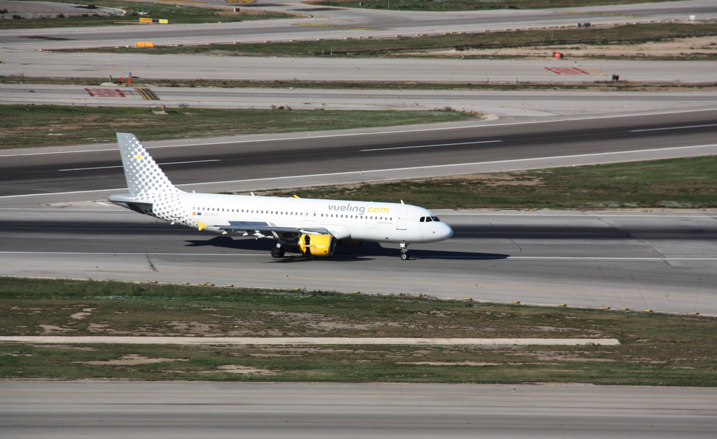 Un avió de Vueling al Prat, en una imatge d'arxiu / ACN