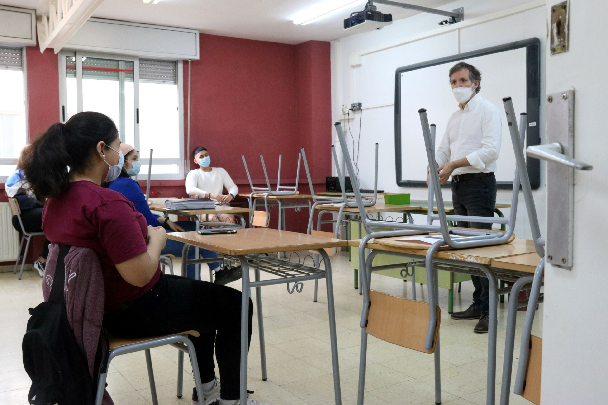 Imatge d'arxiu d'una aula amb alumnes de segon de batxillerat / ACN