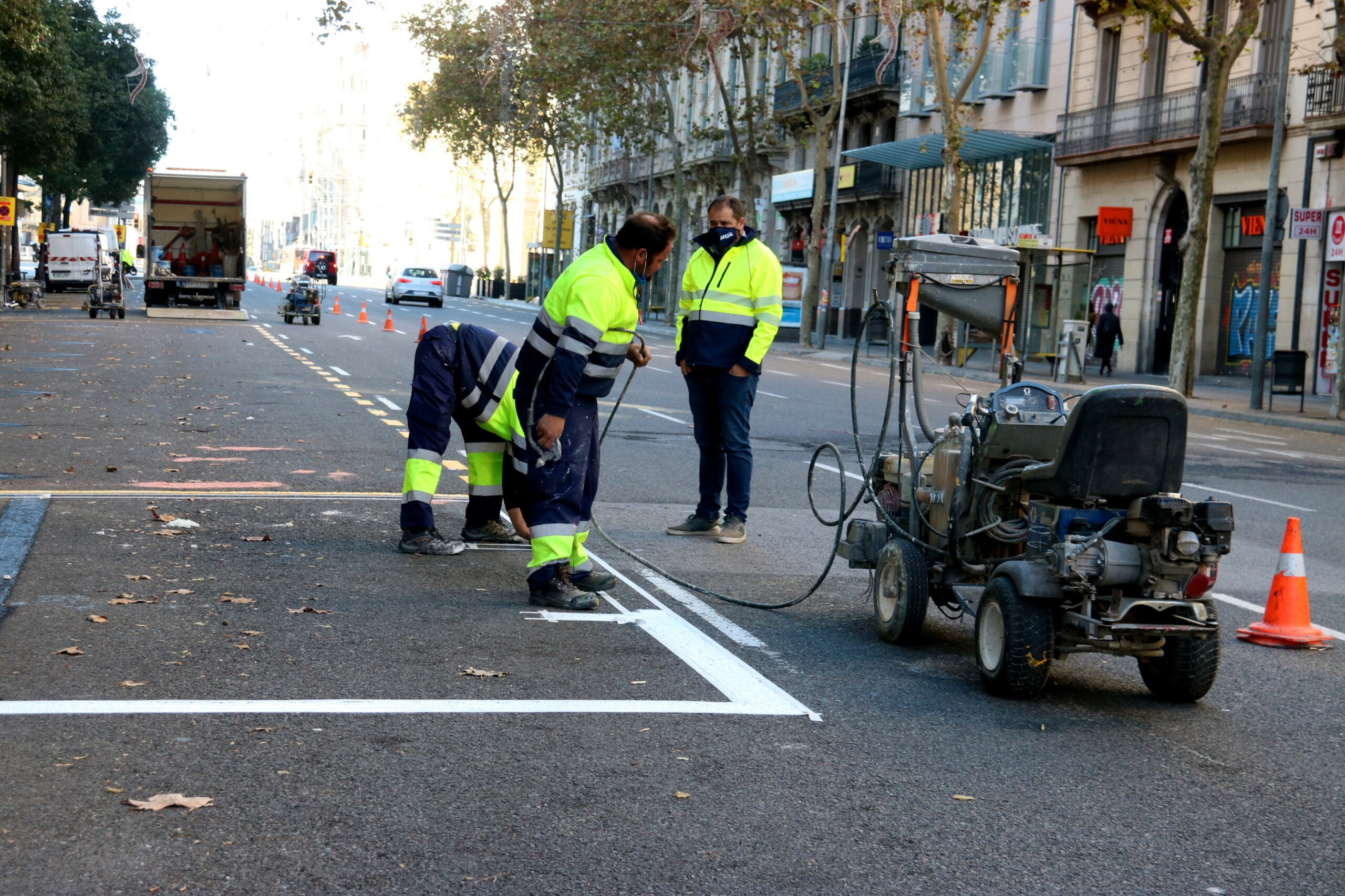 Operaris treballant en la nova ronda Universitat, en imatge d'arxiu / Carola López (ACN)