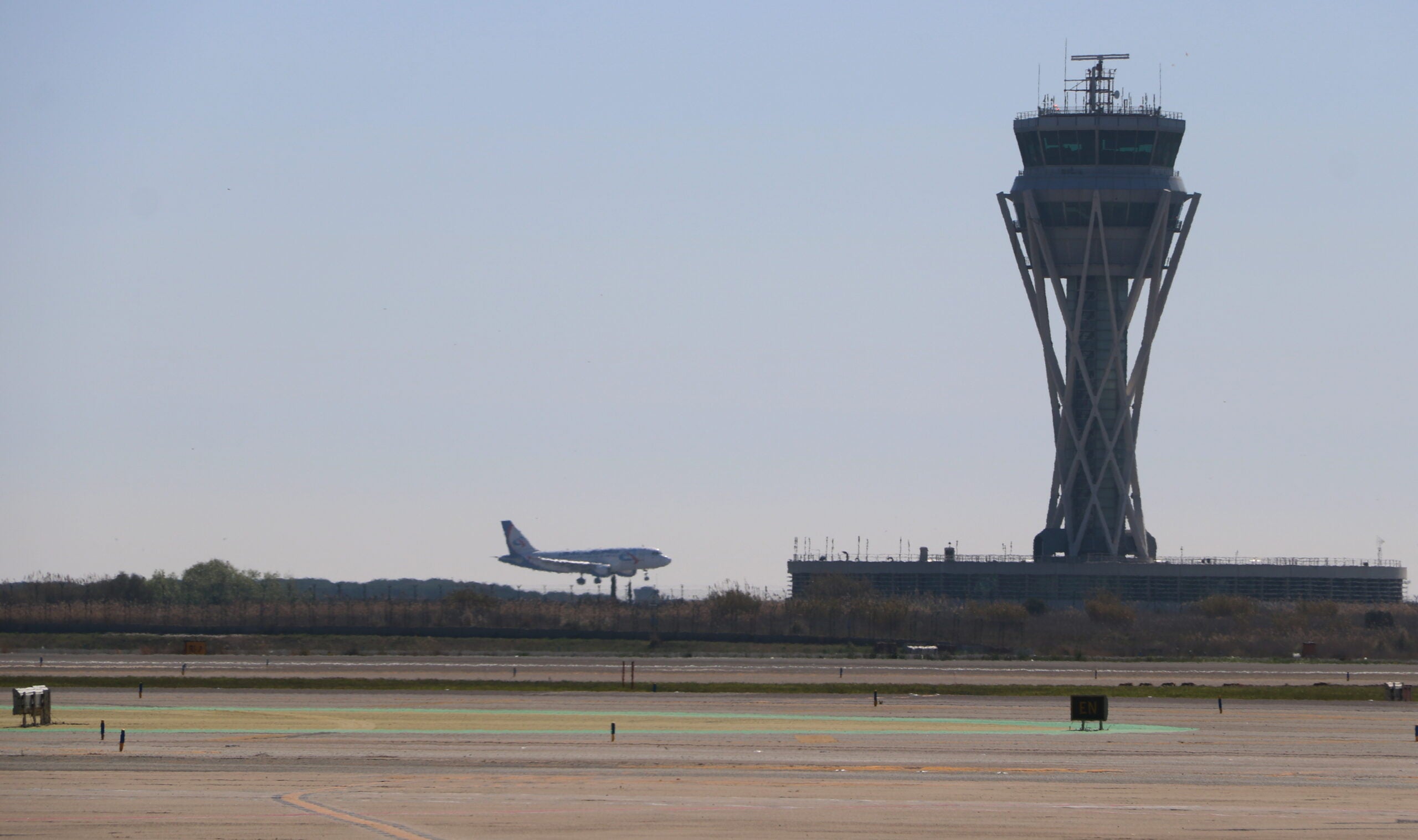 Un avió aterra al Prat / ACN