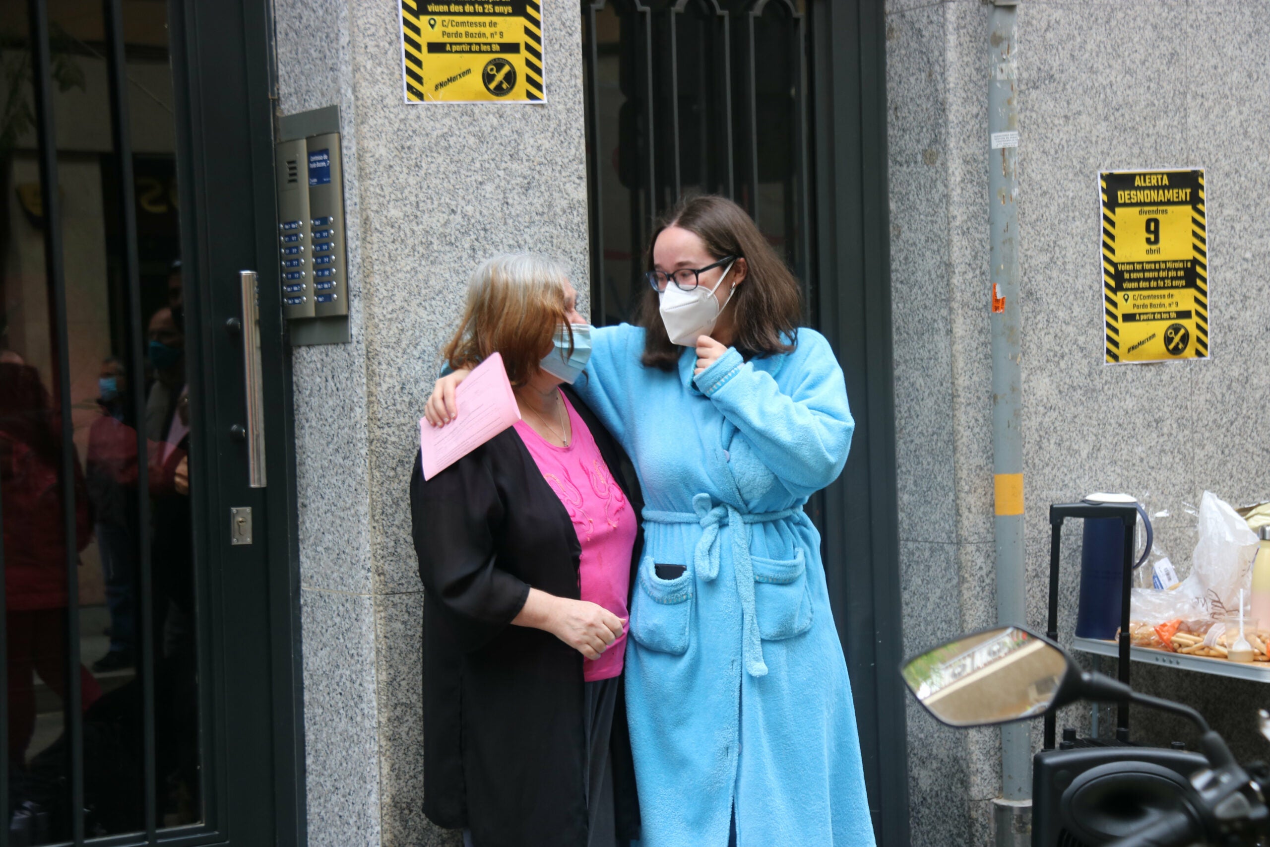 Mireia i Josefa celebren que s'hagi aturat el desnonament i es puguin quedar a l'habitatge / ACN