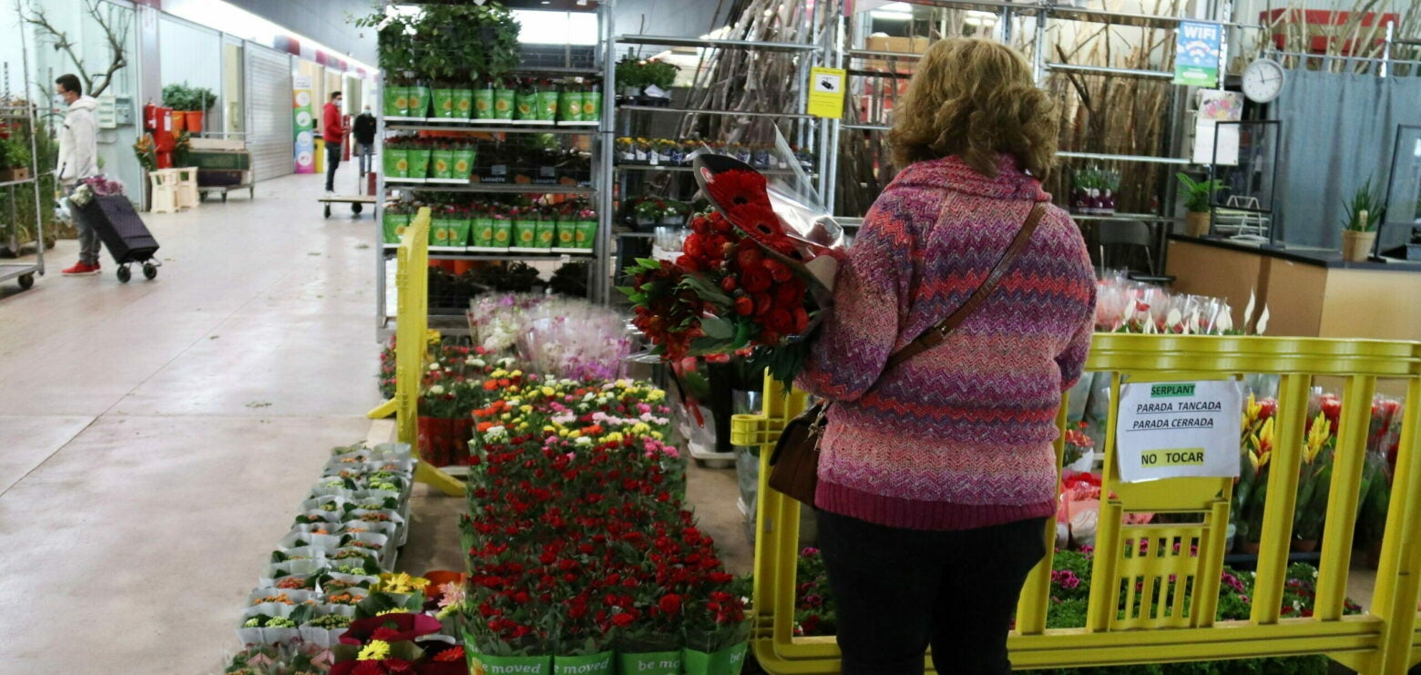 Una clienta amb roses preparades per Sant Jordi en una parada de Mercabarna-flor / ACN