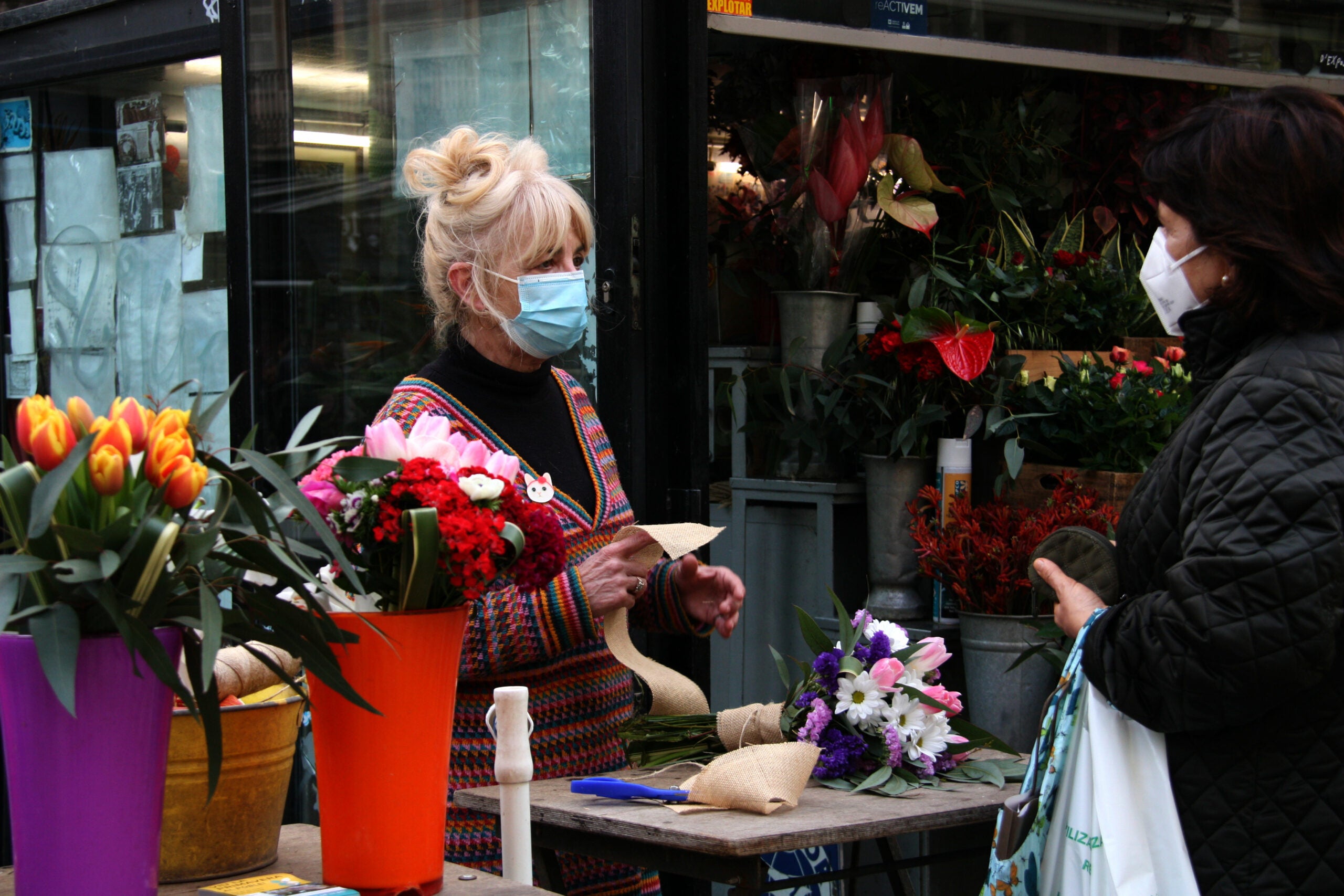 Una de les propietàries de Flors Carolina, la Carolina Pallés, venent roses / ACN