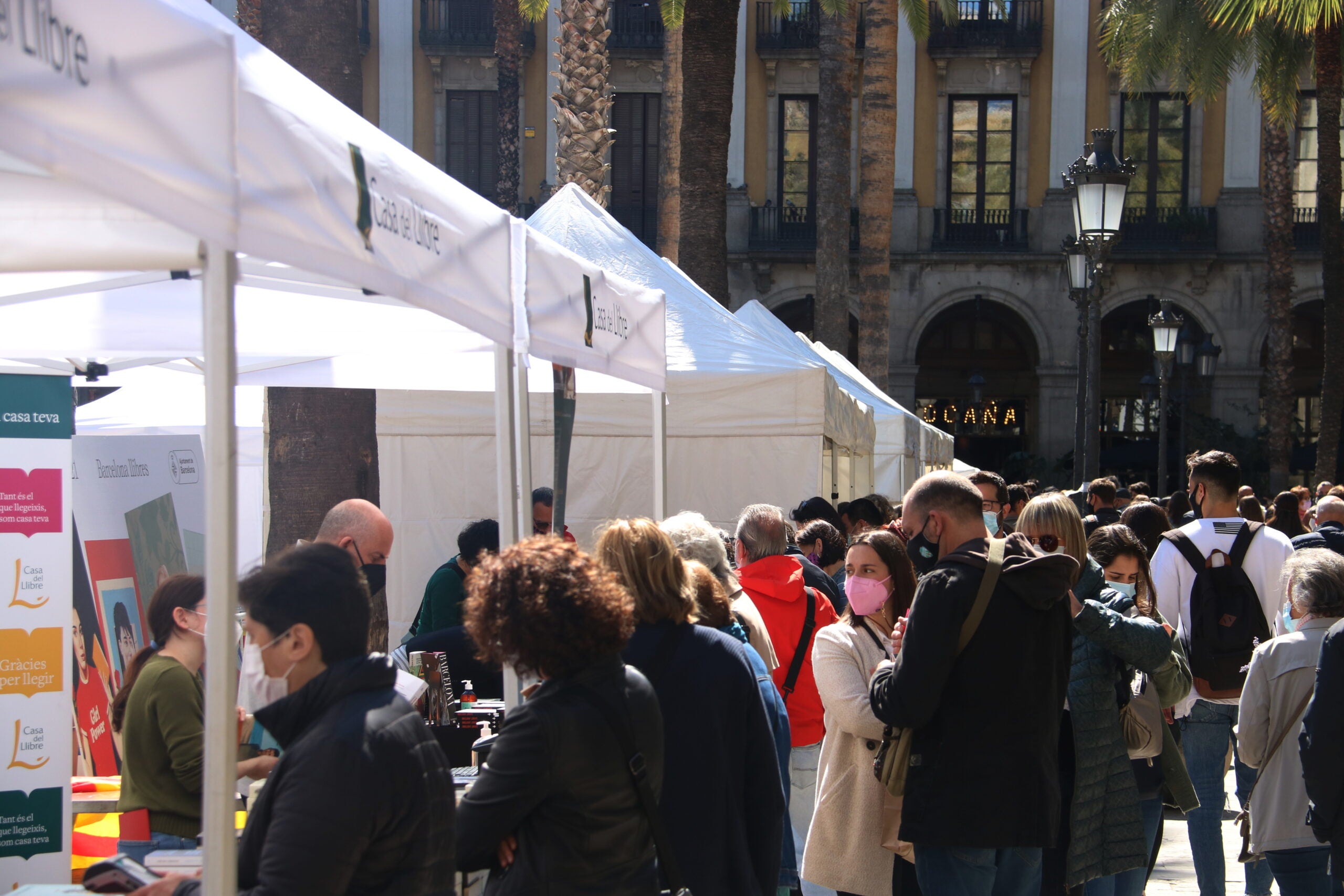 Ambient a la Plaça Reial, un dels punts perimetrats d'aquest Sant Jordi de pandèmia / ACN