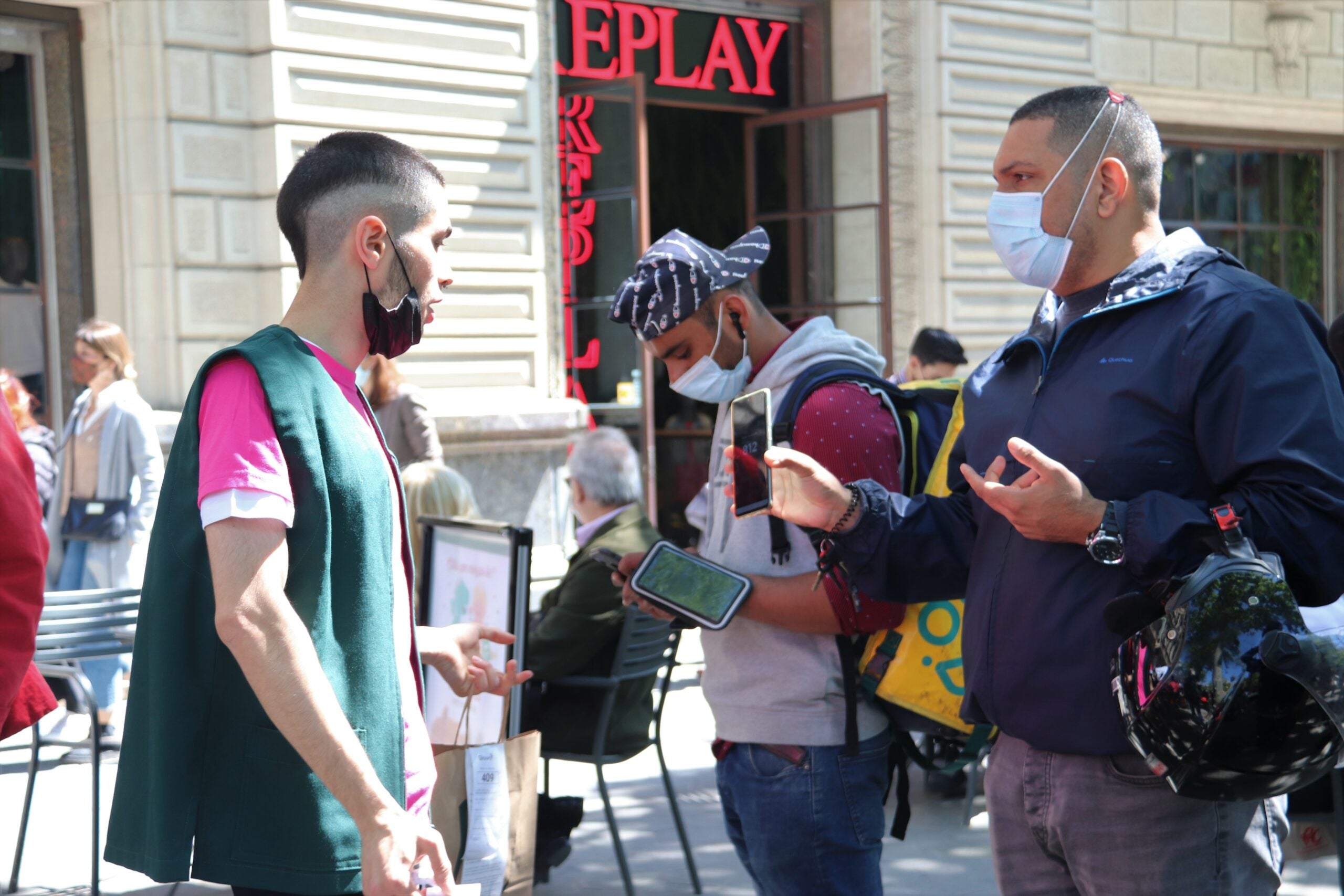 Un repartidor de Glovo recollint comandes de la Casa del Llibre / ACN