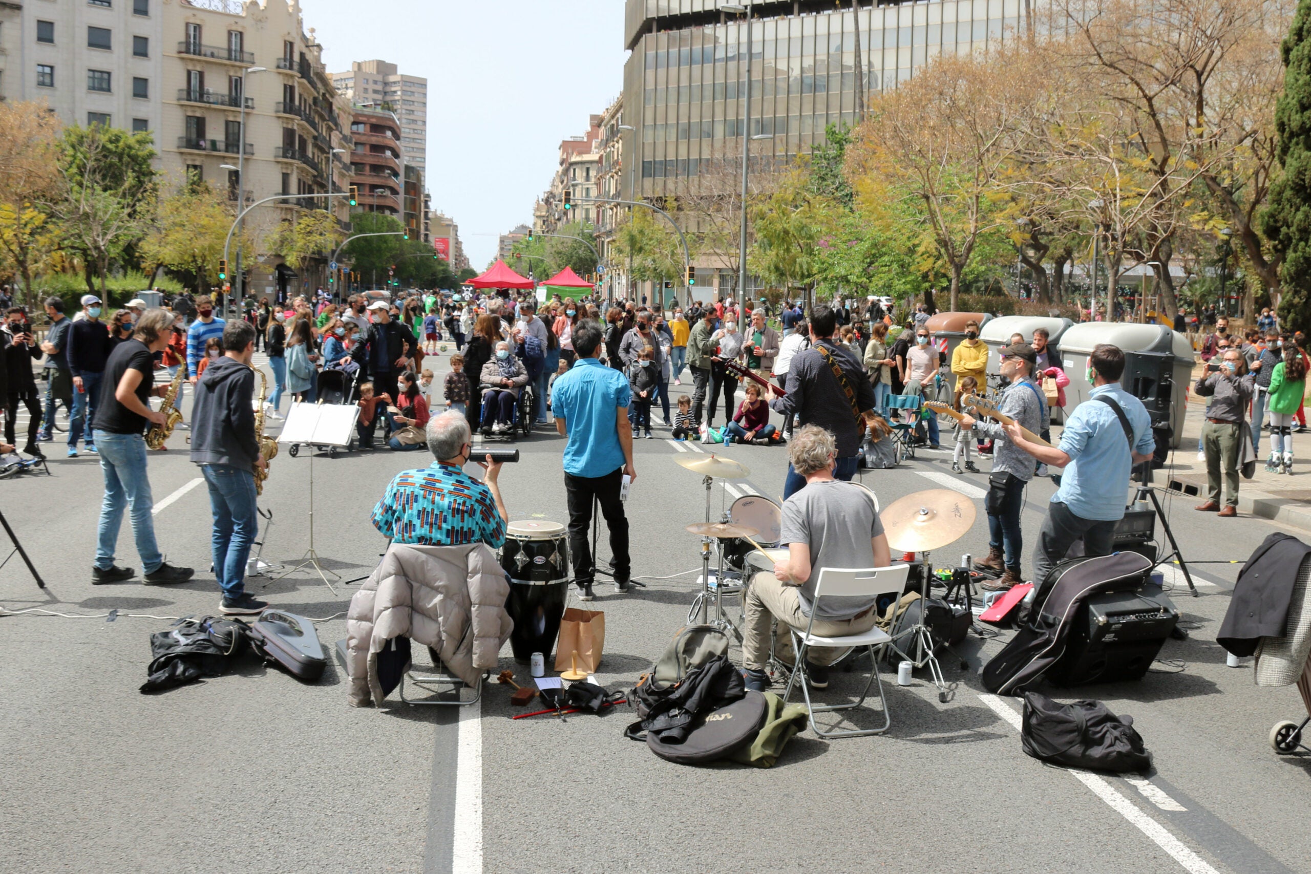 Actuació musical a la plaça Letamendi de Barcelona per tallar el carrer Aragó en el marc de la protesta 'Recuperem la Ciutat' / Miquel Codolar (ACN)