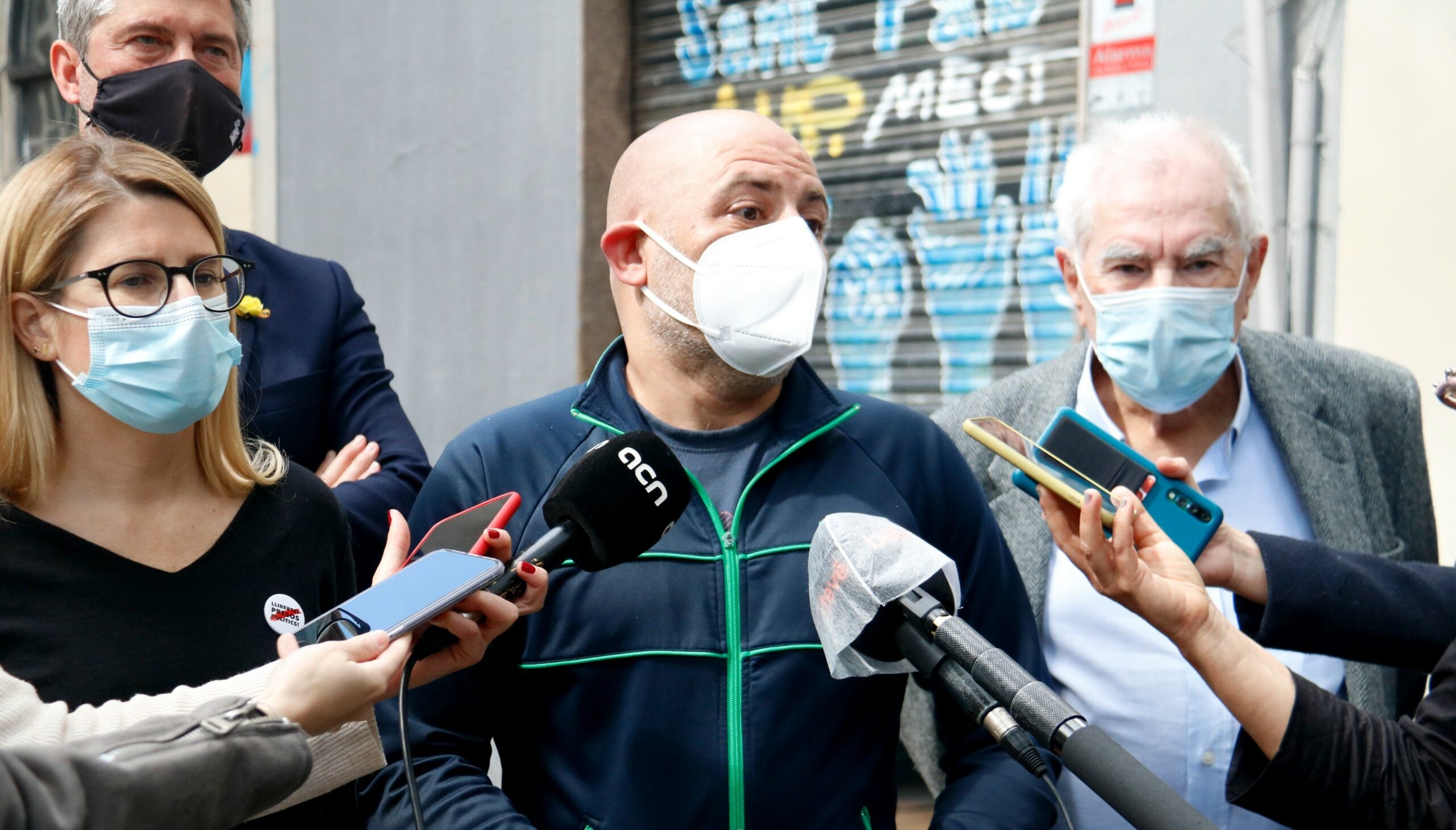 Jordi Martí, Elsa Artadi, Ernest Morera i Ernest Maragall, aquest matí, davant del Gimnàs Social Sant Pau / Blanca Blay (ACN)