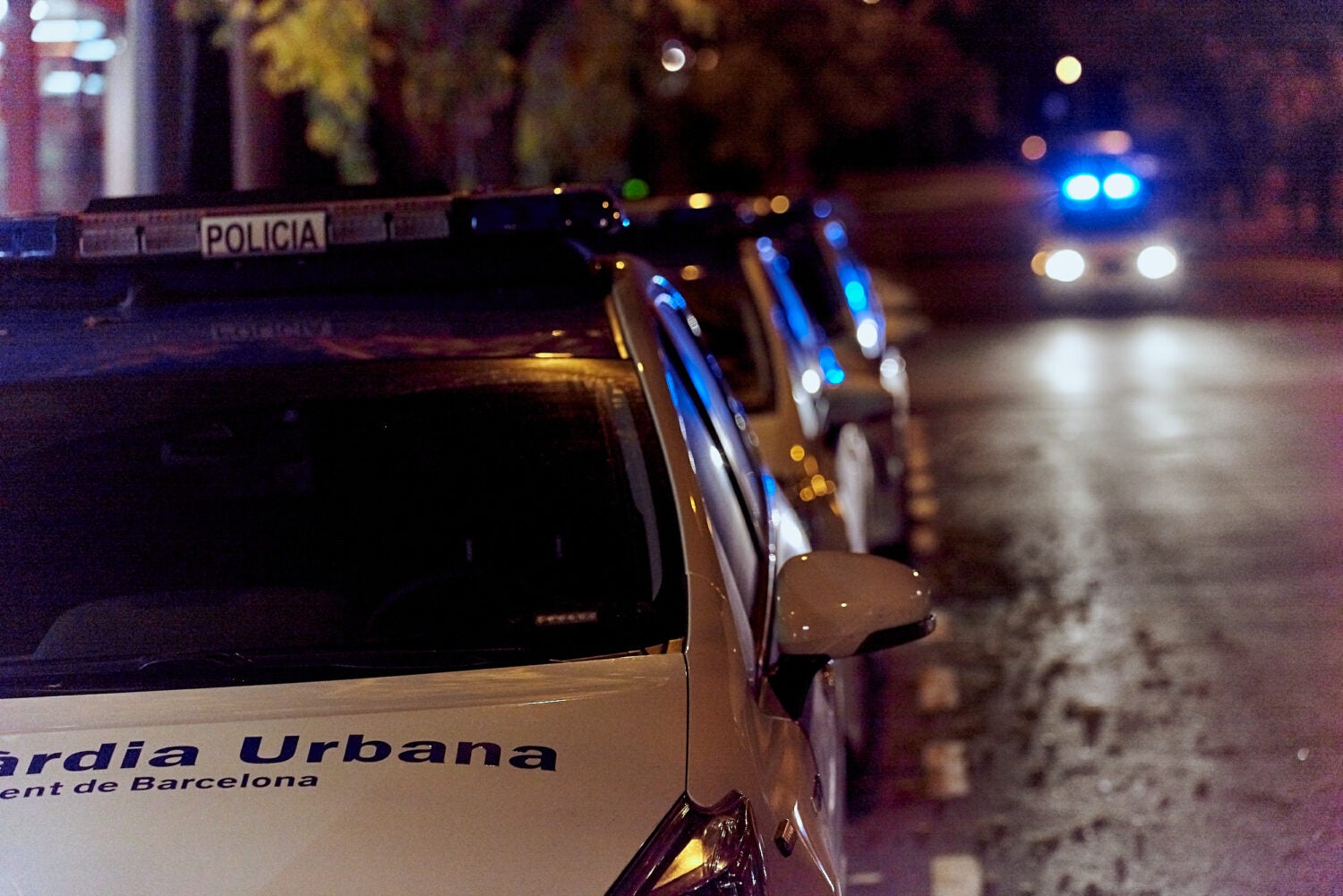 Cotxes patrulla de nit, en una imatge d'arxiu | Guàrdia Urbana