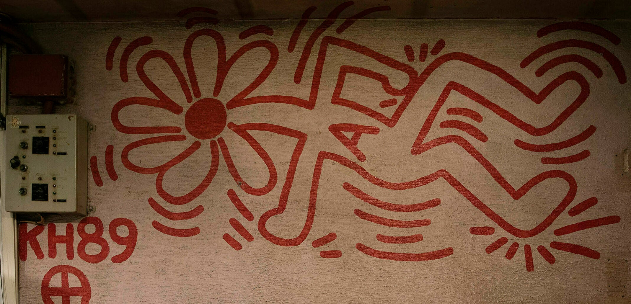 Mural pintat per Keith Haring el 1989, rere la barra de l'actual Club Billares Ars / Jordi Play