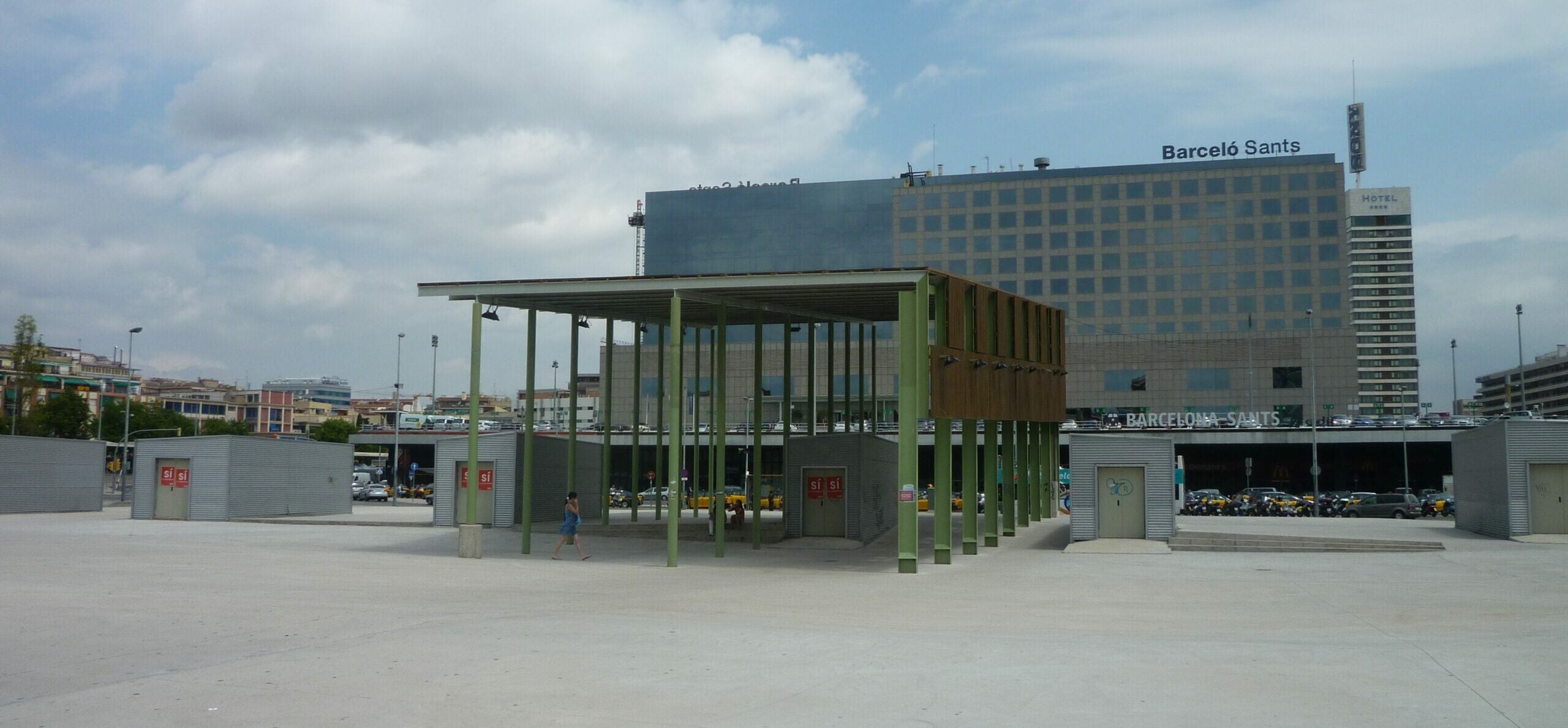 Sortides d'emergència a la plaça Joan Peiró, rere l'Estació de Sants / Ajuntament de Barcelona