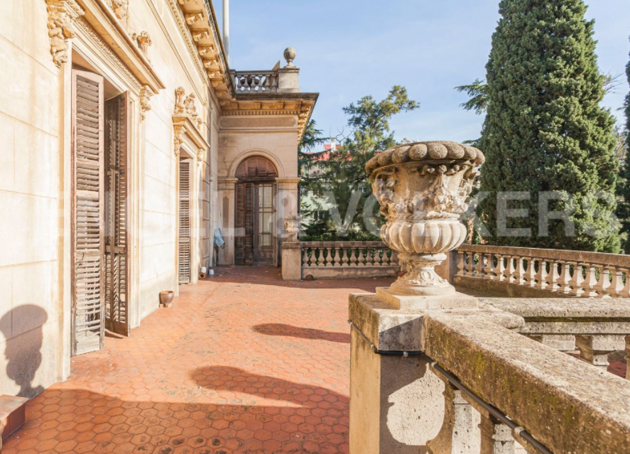 Una part de la terrassa amb balcó de la mansió en venda del Putxet / Engel & Völkers