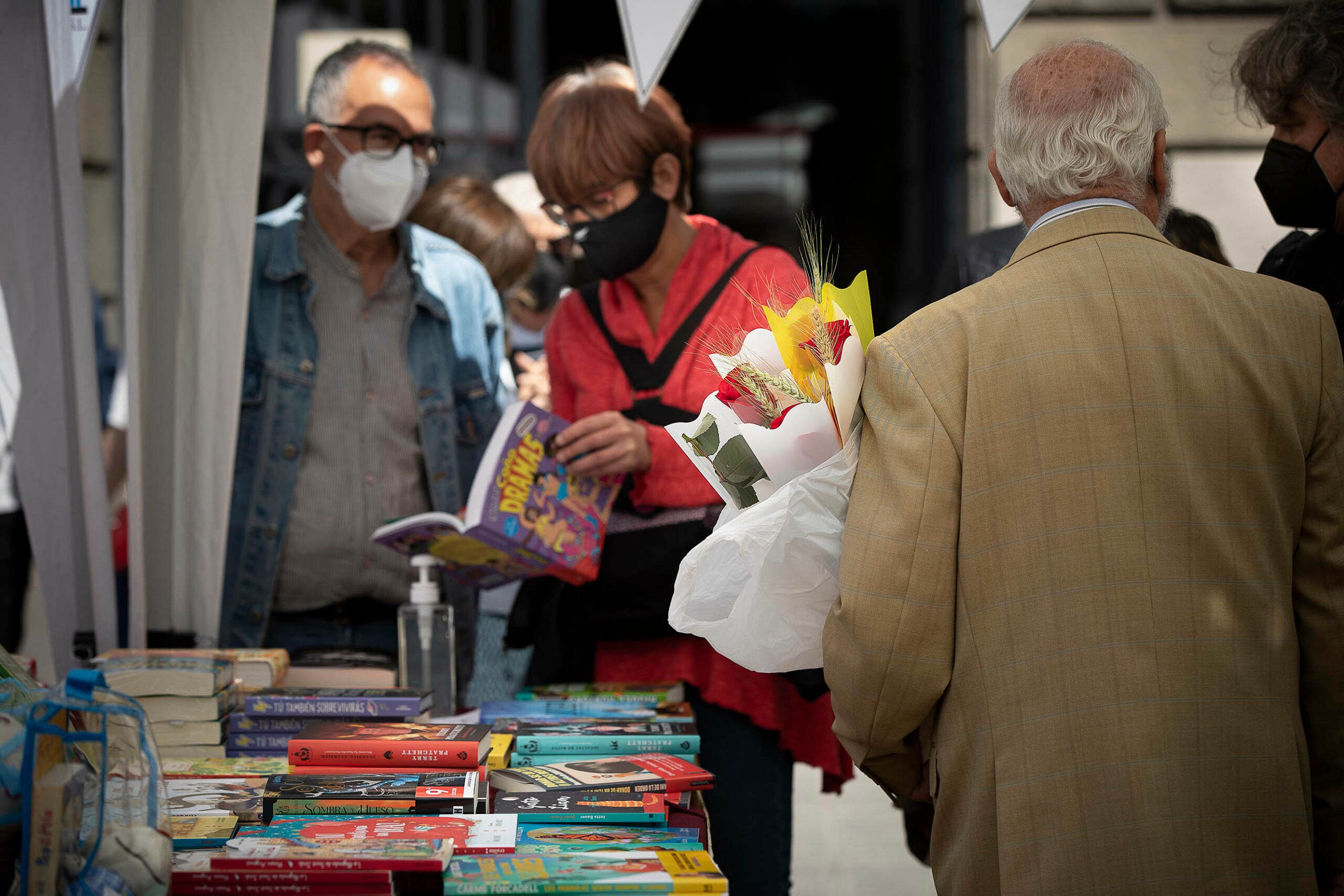 Una parada de llibres a la Diada de Sant Jordi de 2021 / Jordi Play