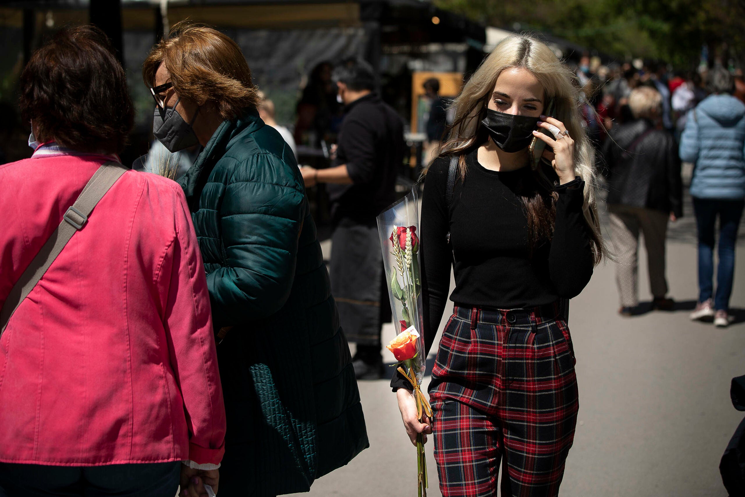 Diada de Sant Jordi a Barcelona el 2021, la primera després del confinament de la Covid-19 / Jordi Play