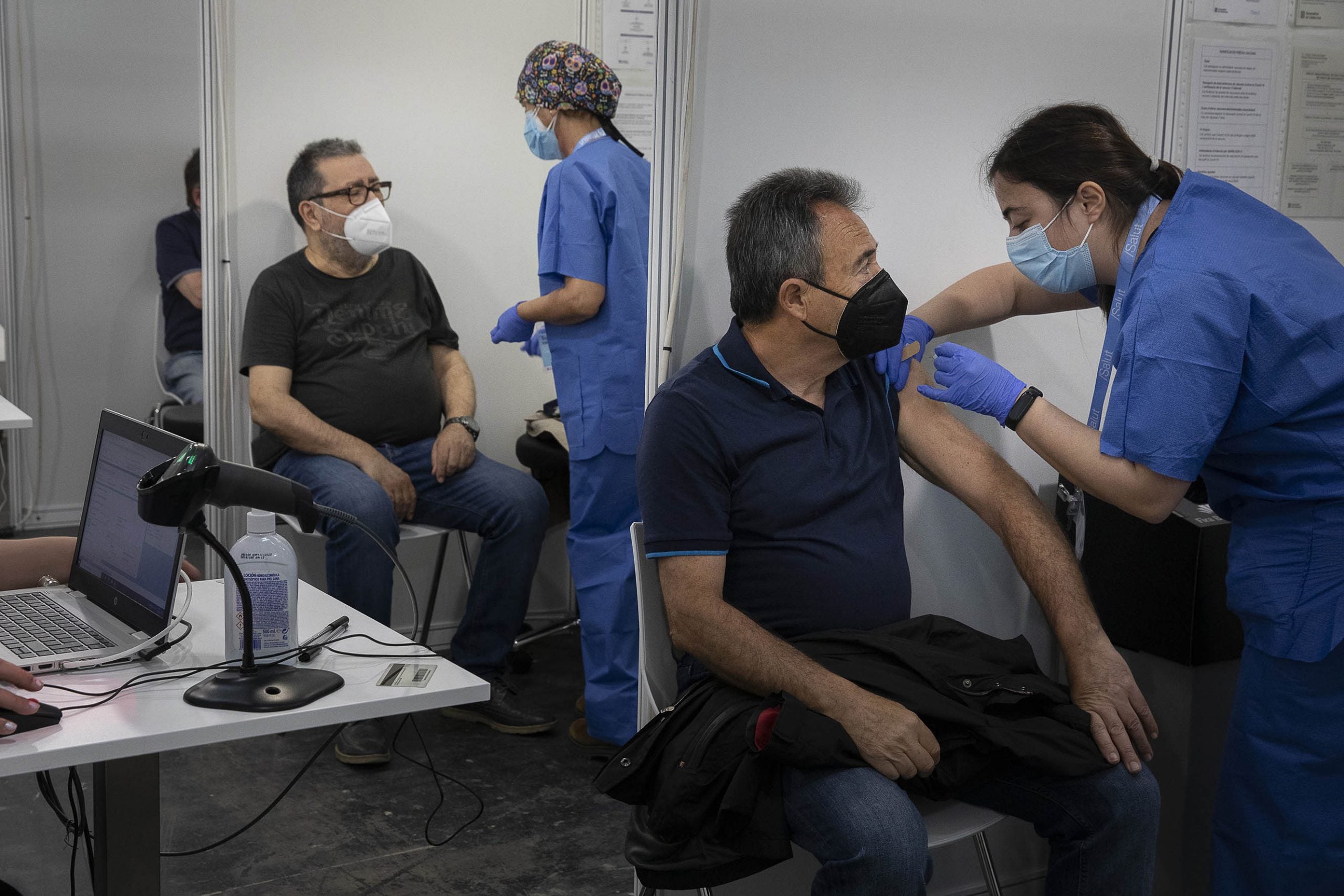 Vacunació massiva contra la Covid-19 (amb Pfizer, entre 69-79 anys) al recinte adaptat de la Fira de Barcelona / Jordi Play