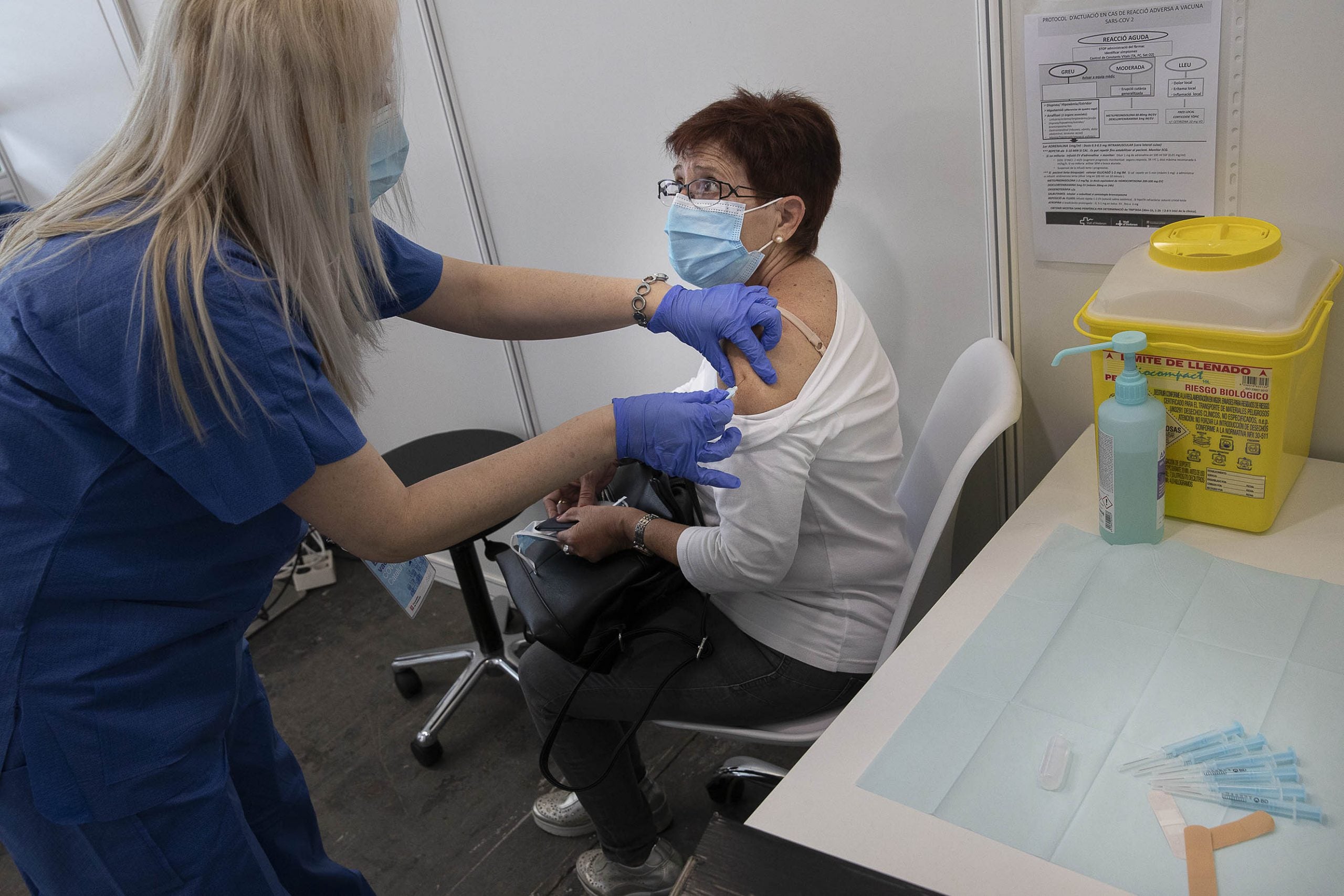 Una dona rep la vacuna contra la Covid a la Fira de Barcelona / Jordi Play
