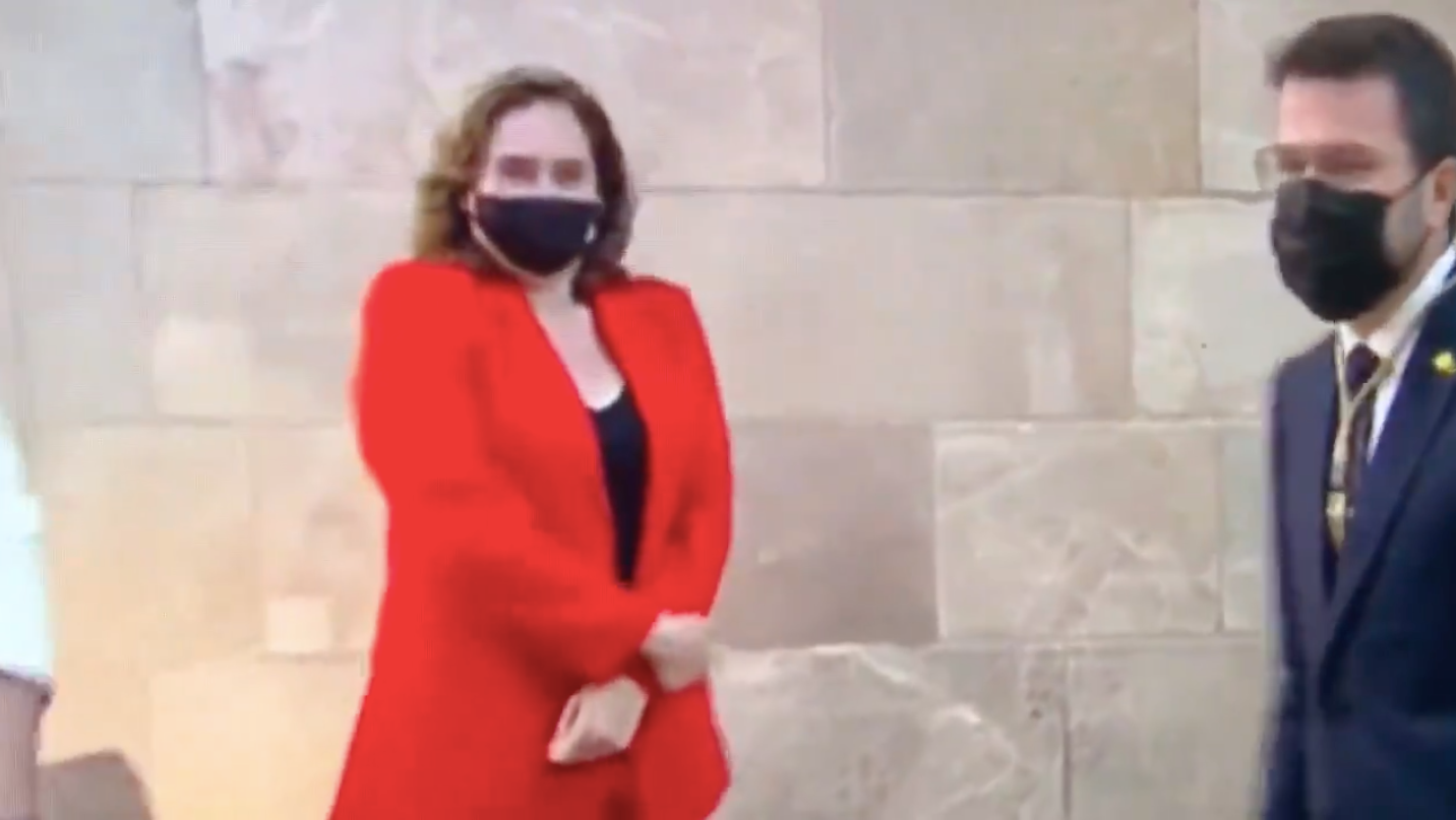 El peculiar gest de Colau després de saludar Pere Aragonès com a nou MHP / Twitter