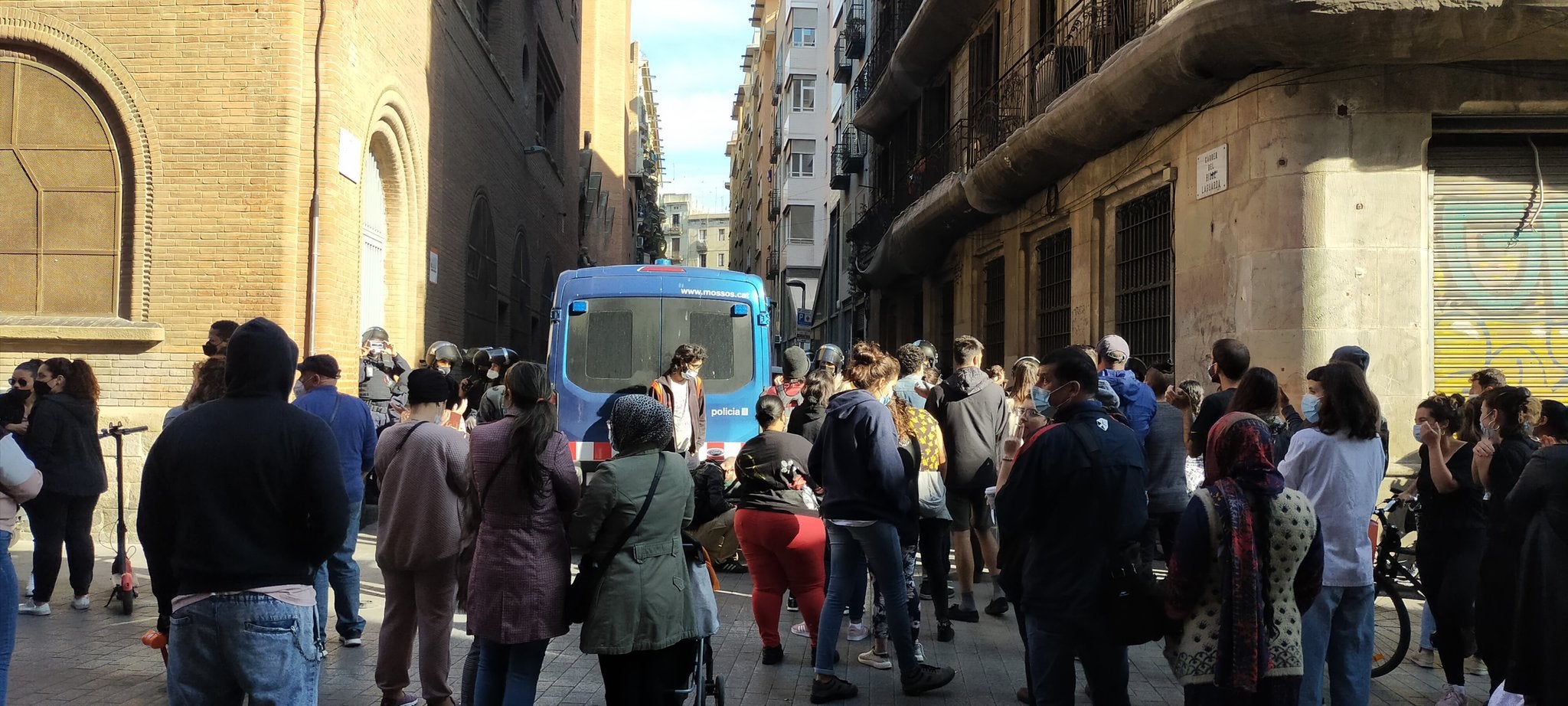 Activistes i veïns s'han mobilitzat per aturar un nou desnonament al Raval / Twitter