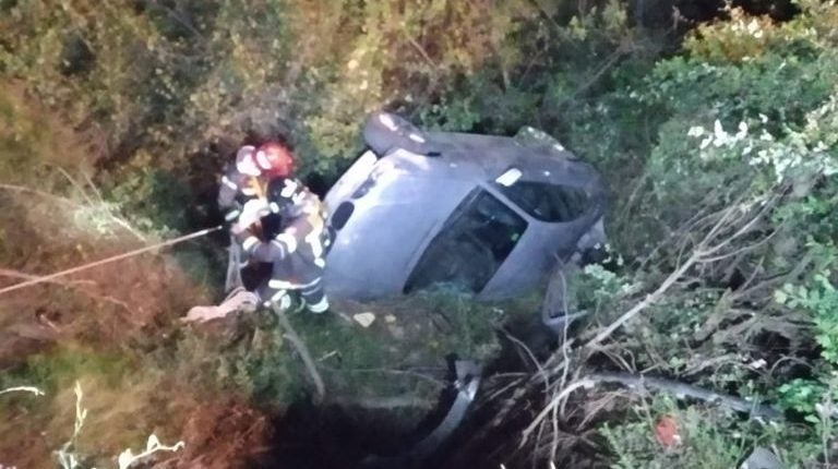 Un cotxe ha caigut per un barranc a Collserola / Bombers