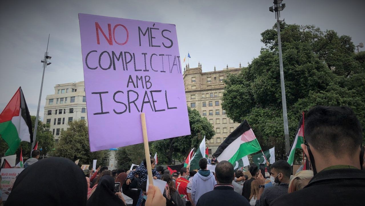 Una pancarta clama contra les 'complicitats' d'Occident amb Israel / Anticapitalistes (Twitter)