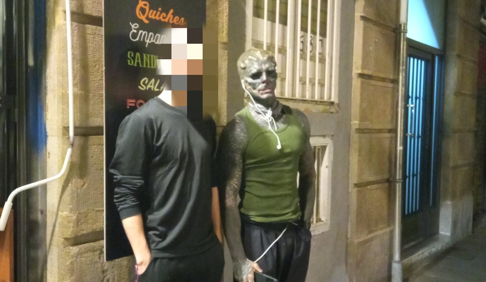 Anthony Loffredo, conegut com The Black Alien, es fa una foto amb un barceloní / Twitter