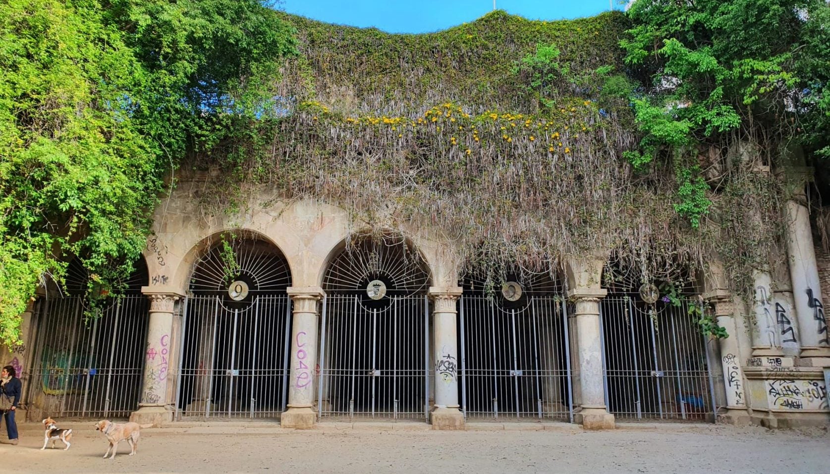 Una reixa tanca la sala hipòstila dels Jardins de Ca n'Altimira / Alba Vendrell