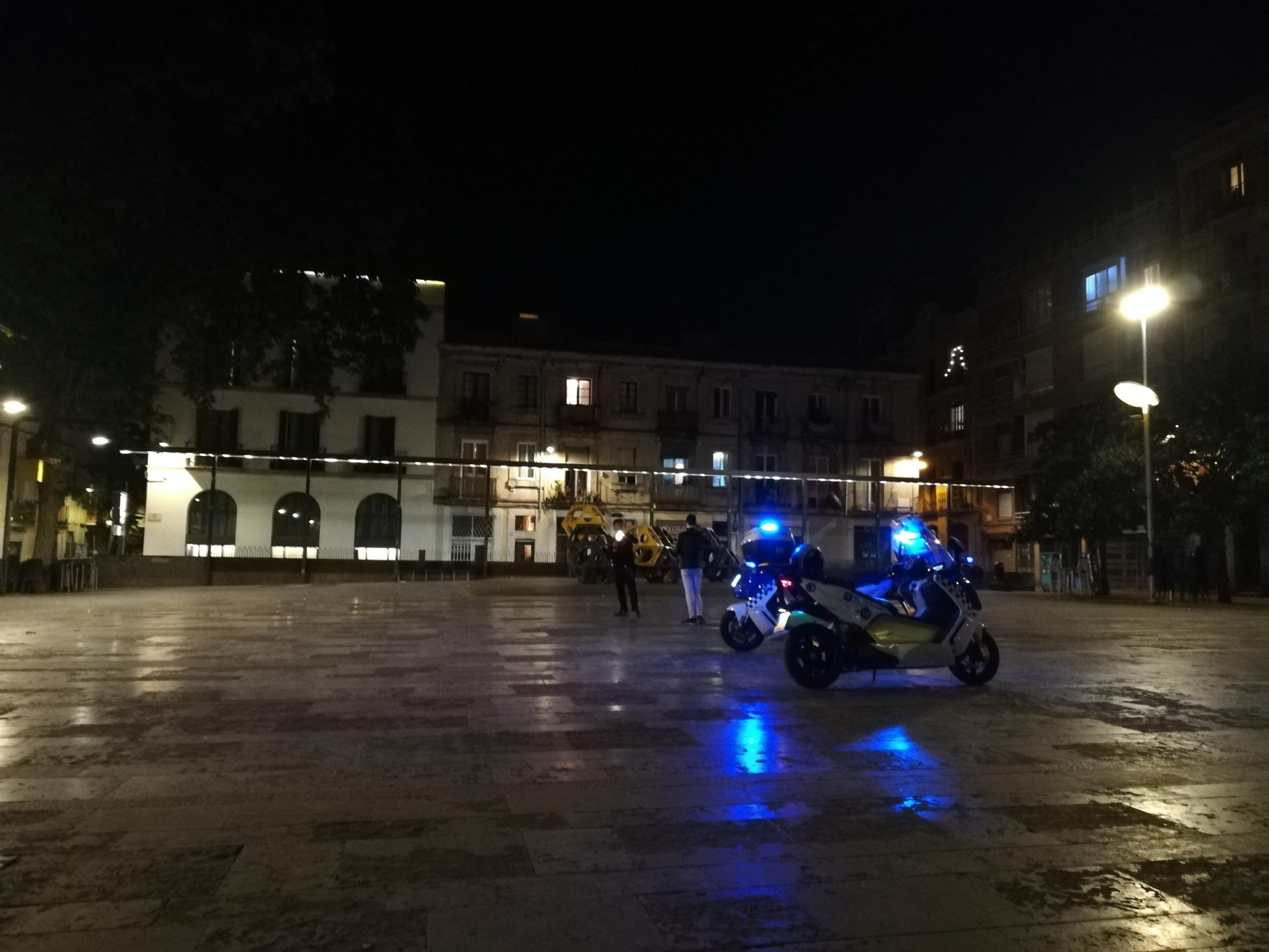 Patrulla policial a la plaça del Sol / A. L.