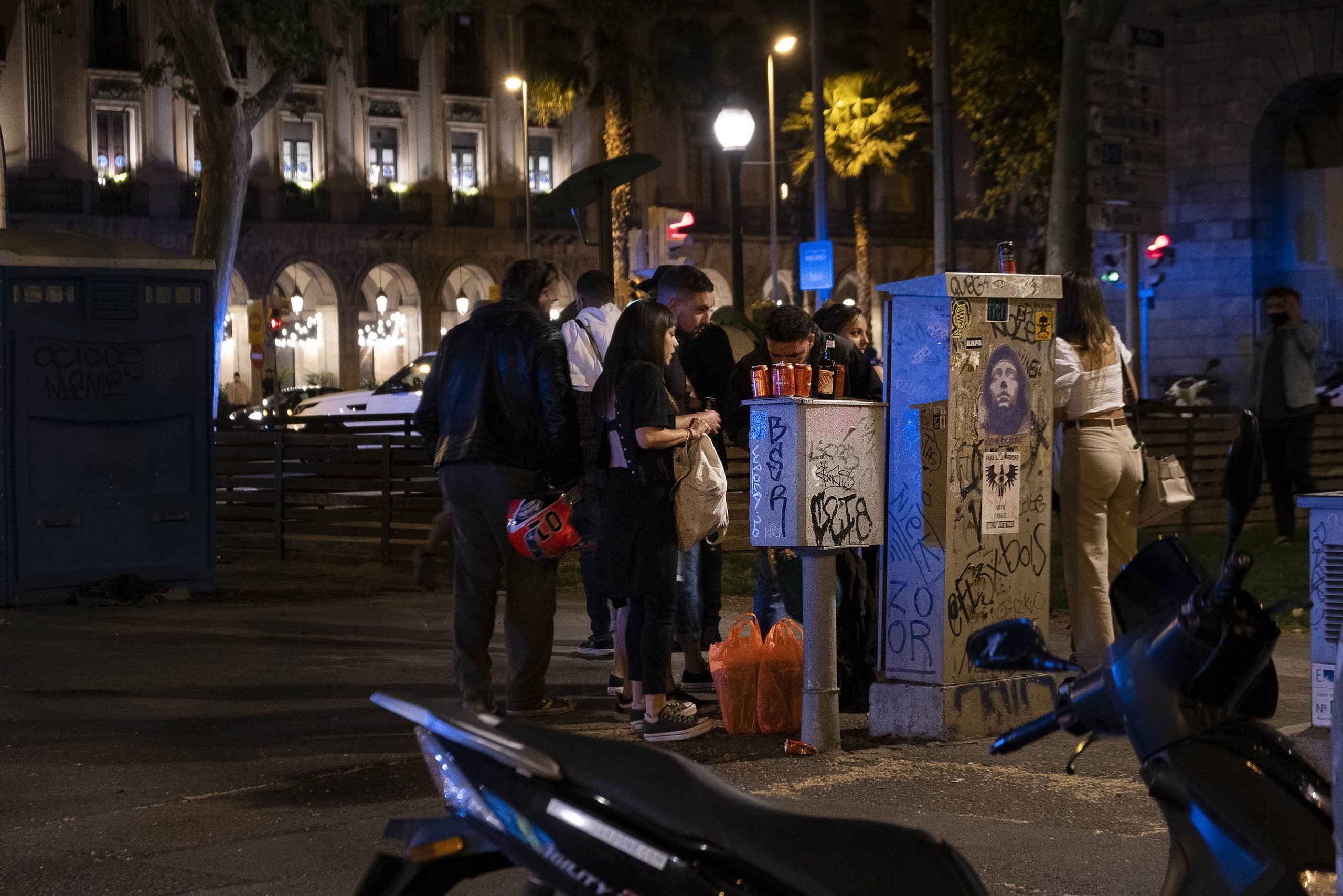 Botellons al centre de Barcelona, la primera nit de divendres després de la fi del toc de queda / Jordi Play