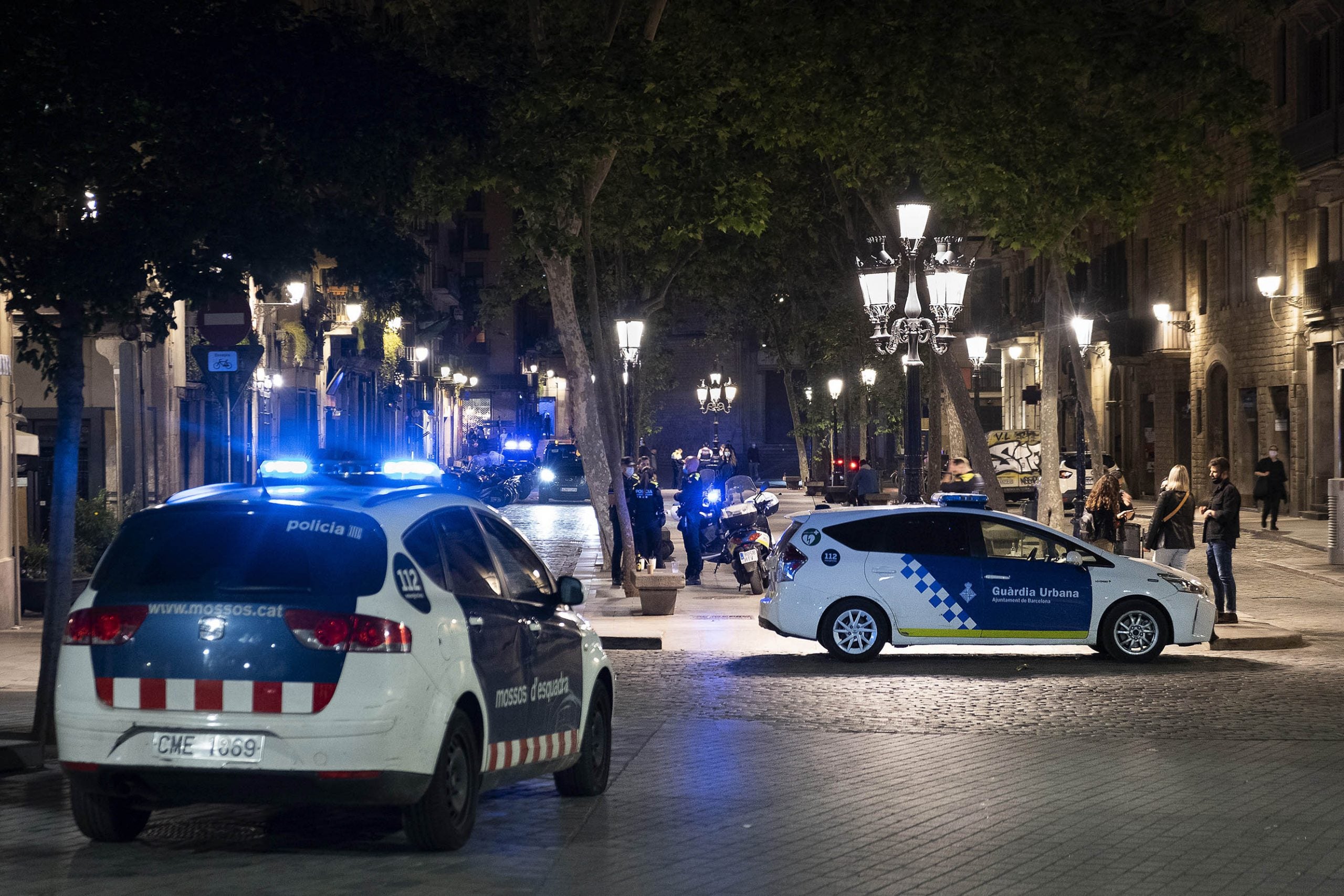 Patrulles de la Guàrdia Urbana i Mossos en la primera nit sense toc de queda / Jordi Play