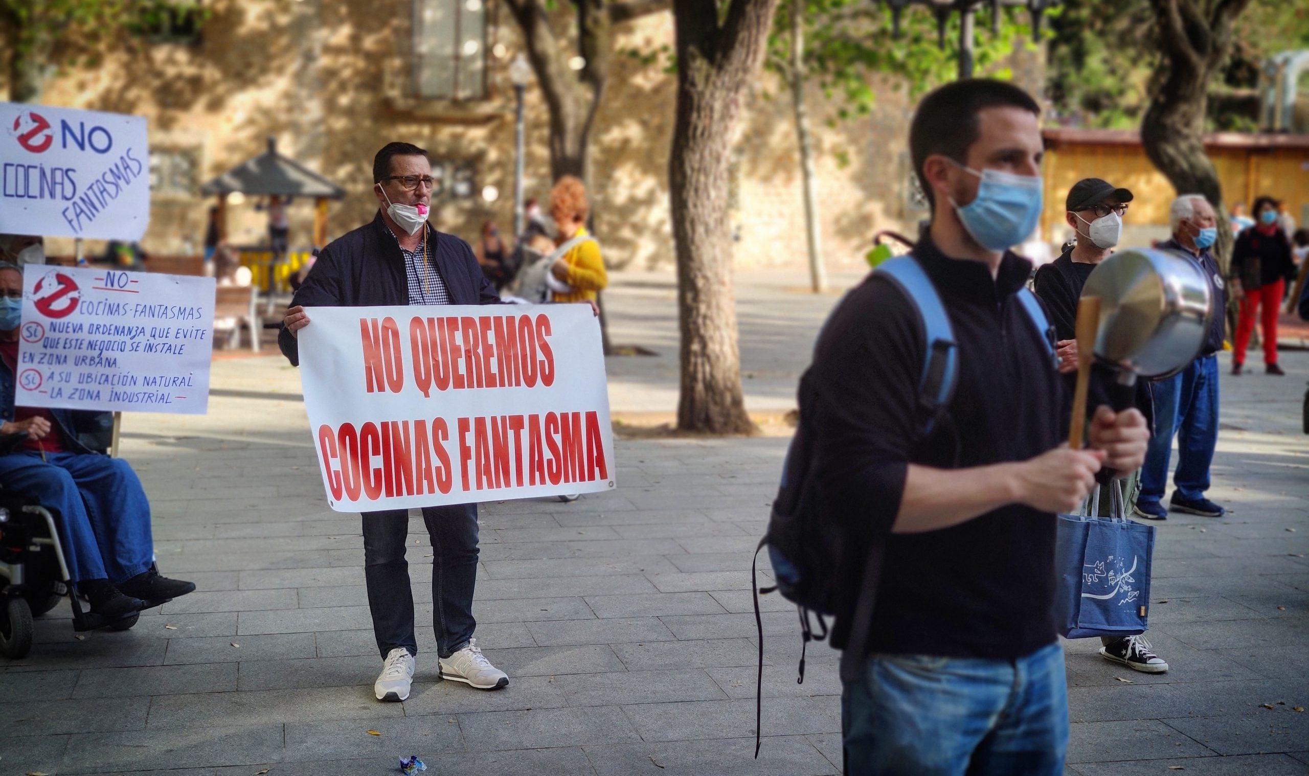 Veïns protestant aquest dijous davant la seu del districte de Sant Martí contra una macrocuina fantasma / David Cobo