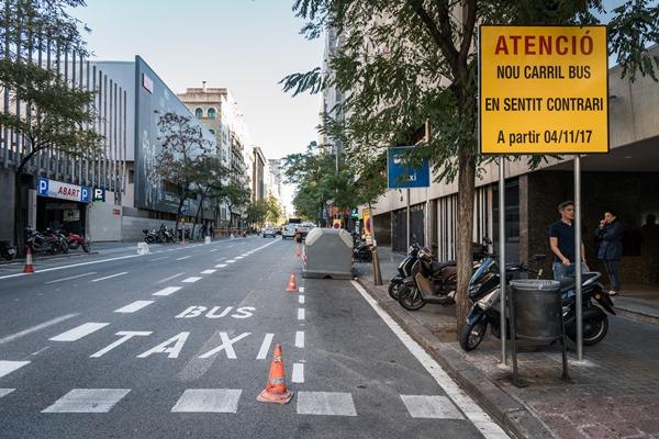 El carril bus en contra de direcció de Travessera de Gràcia ha aixecat polèmica des del primer dia / TMB