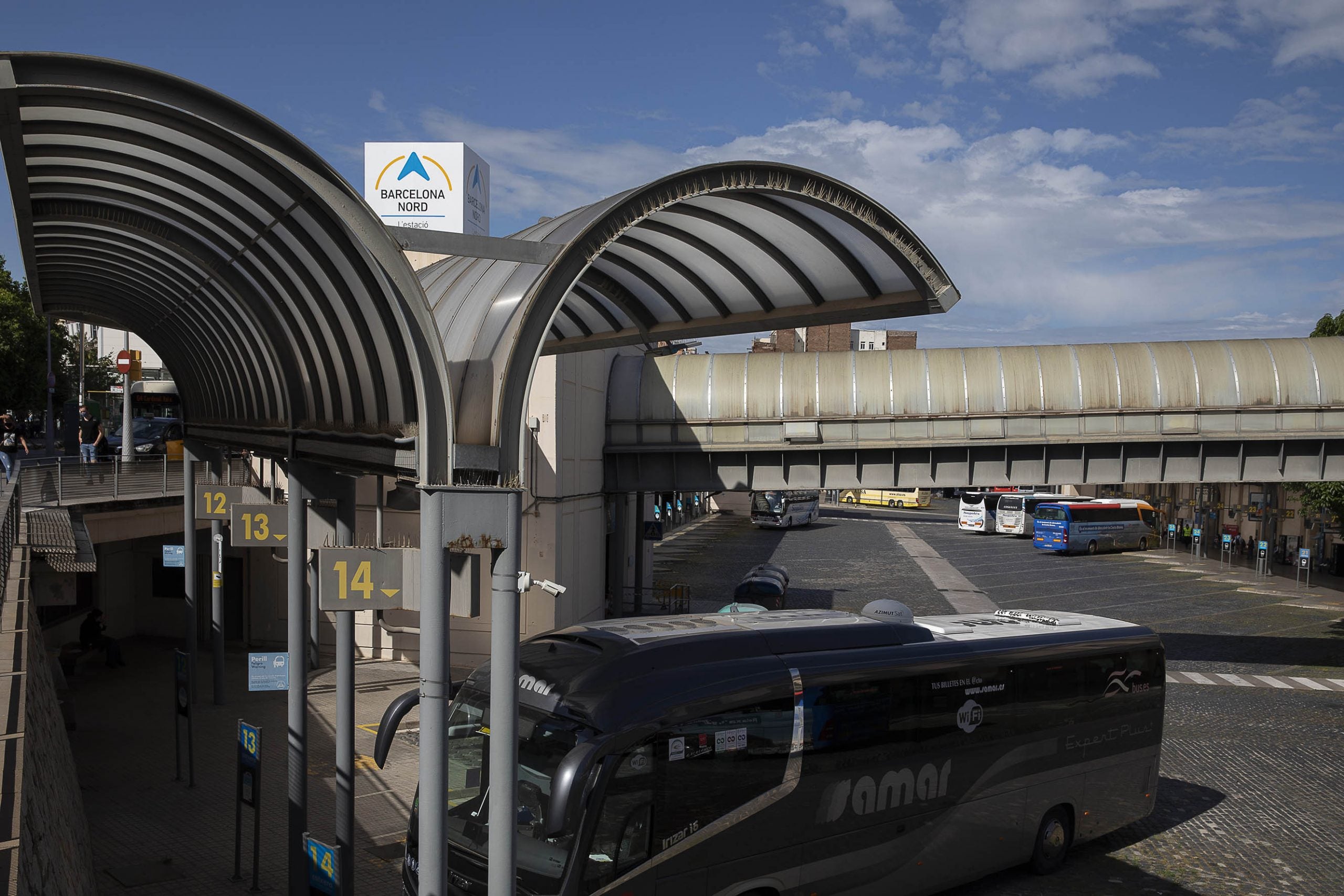 Un passadís elevat dona accés a l'estació del Nord des d'Ali Bei / Jordi Play