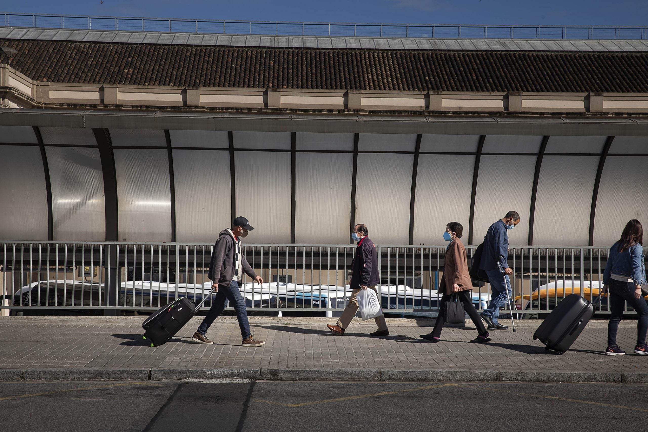 Passatgers de l'estació d'autobusos del Nord, al barri de Fort Pienc / Jordi Play