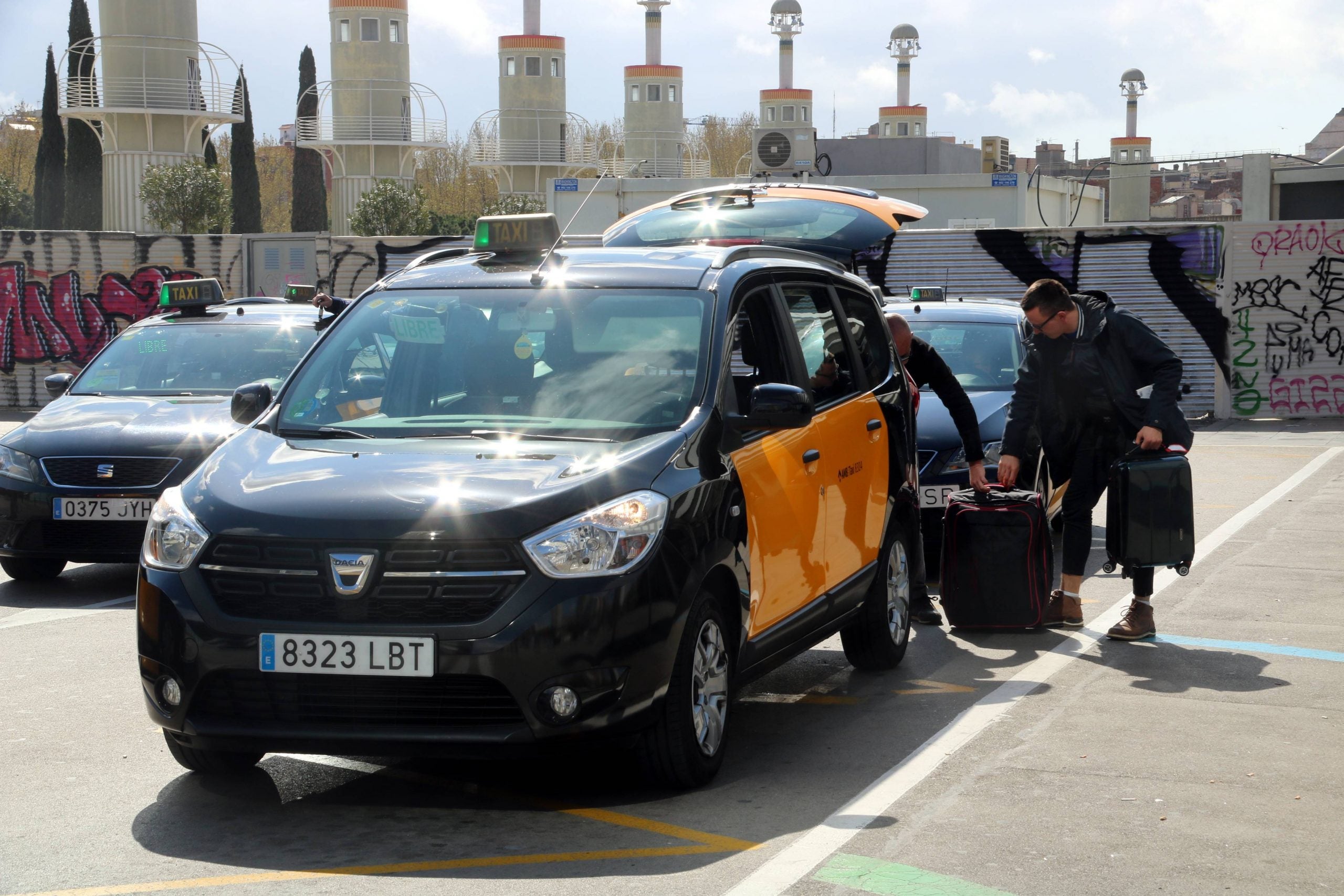 Un client carregant les seves maletes en un taxi / ACN