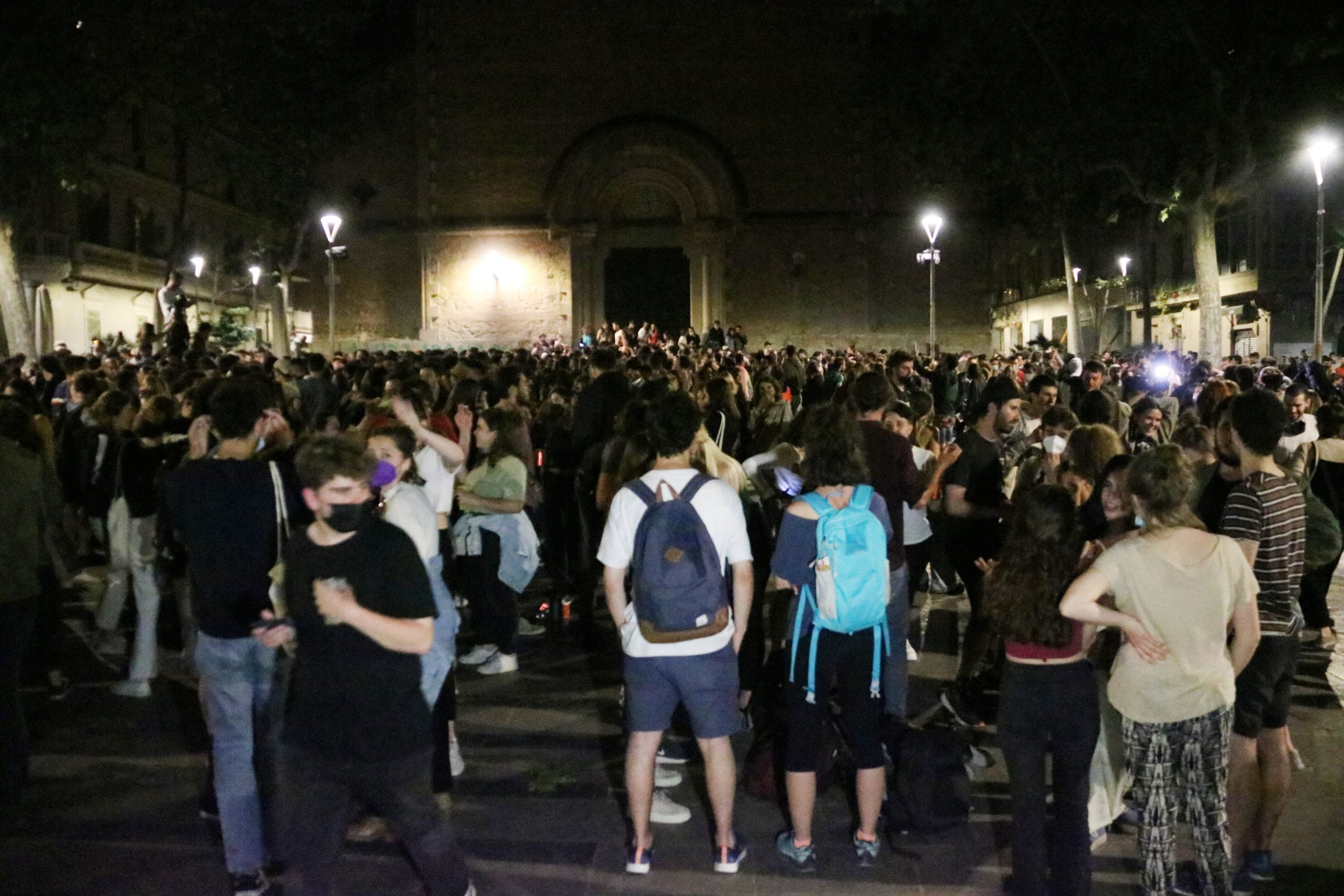 La plaça de la Virreina, plena després de la fi del toc de queda / ACN