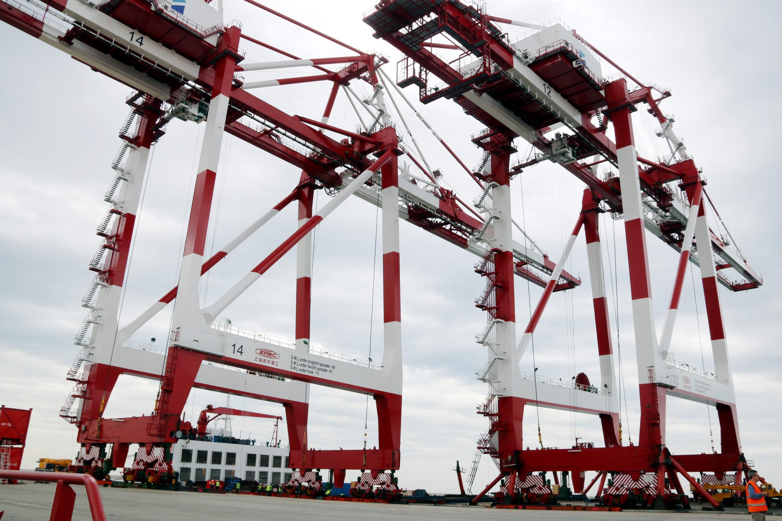 Dues grues de grans dimensions a la terminal Best del port de Barcelona. 