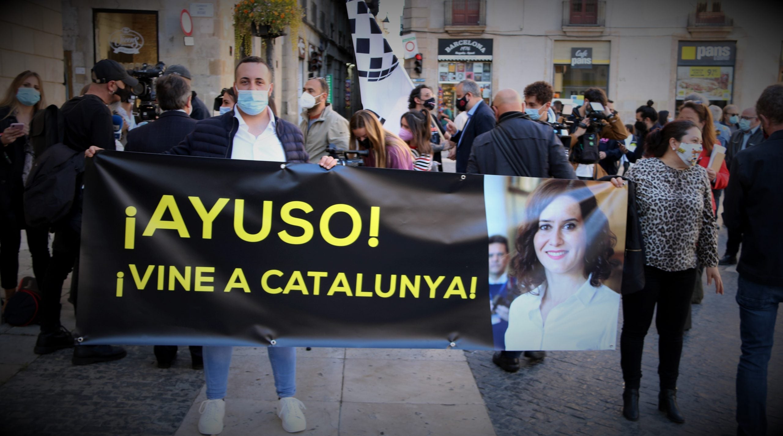 Una pancarta demana la presència d'Ayuso a Catalunya, a les protestes de l'oci nocturn / Jordi Bataller (ACN)