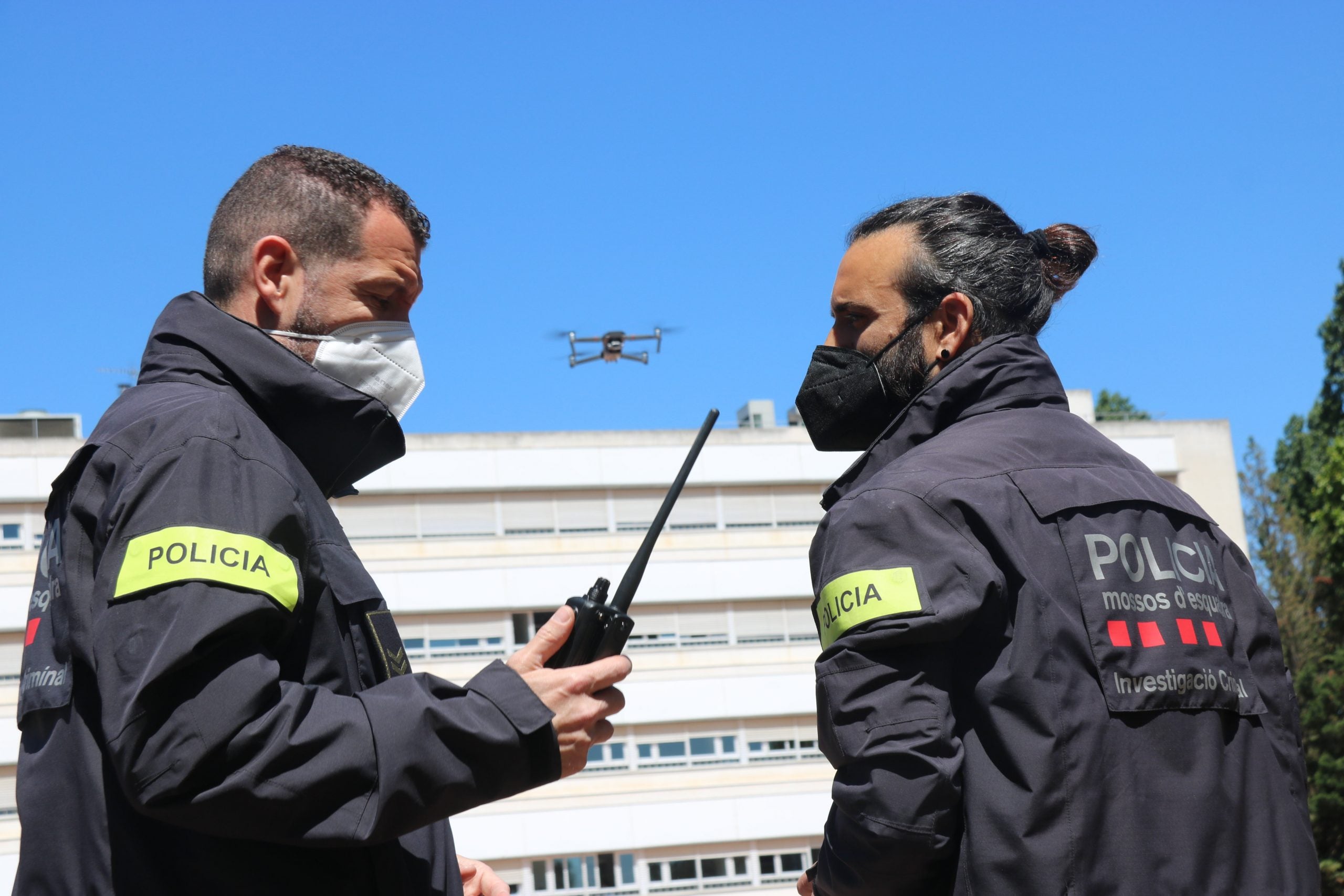 Agents dels Mossos d'Esquadra fan volar un dron a l'Institut de Seguretat Pública de Catalunya / ACN