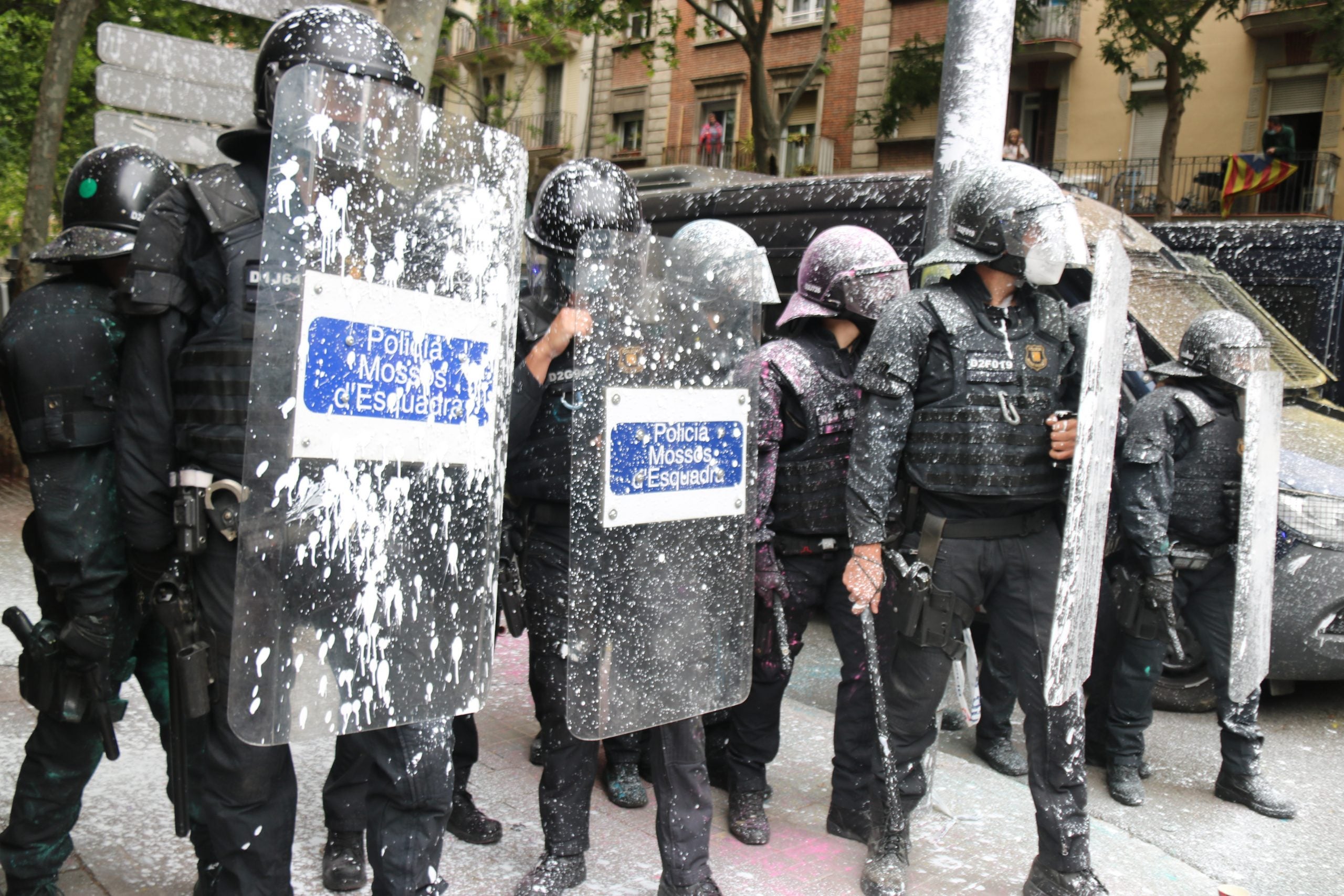 Escuts dels agents tacats de la pintura que han llençat els concentrats al Bloc Llavors / ACN