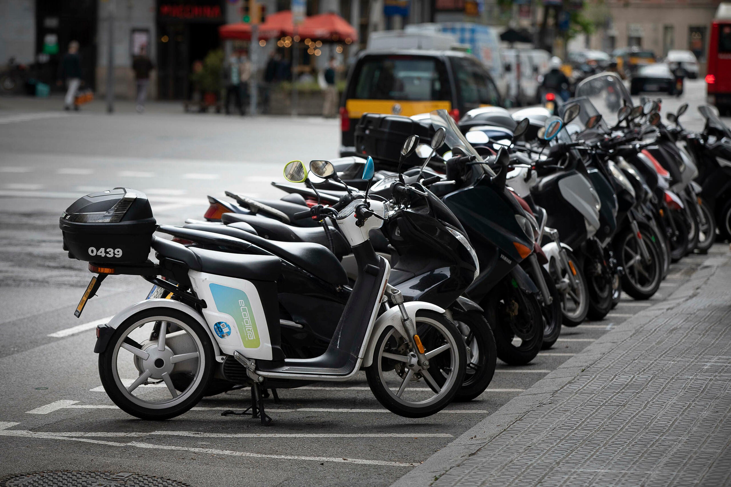 En dos anys Barcelona té un 12% més de places de motos en calçada / Jordi Play