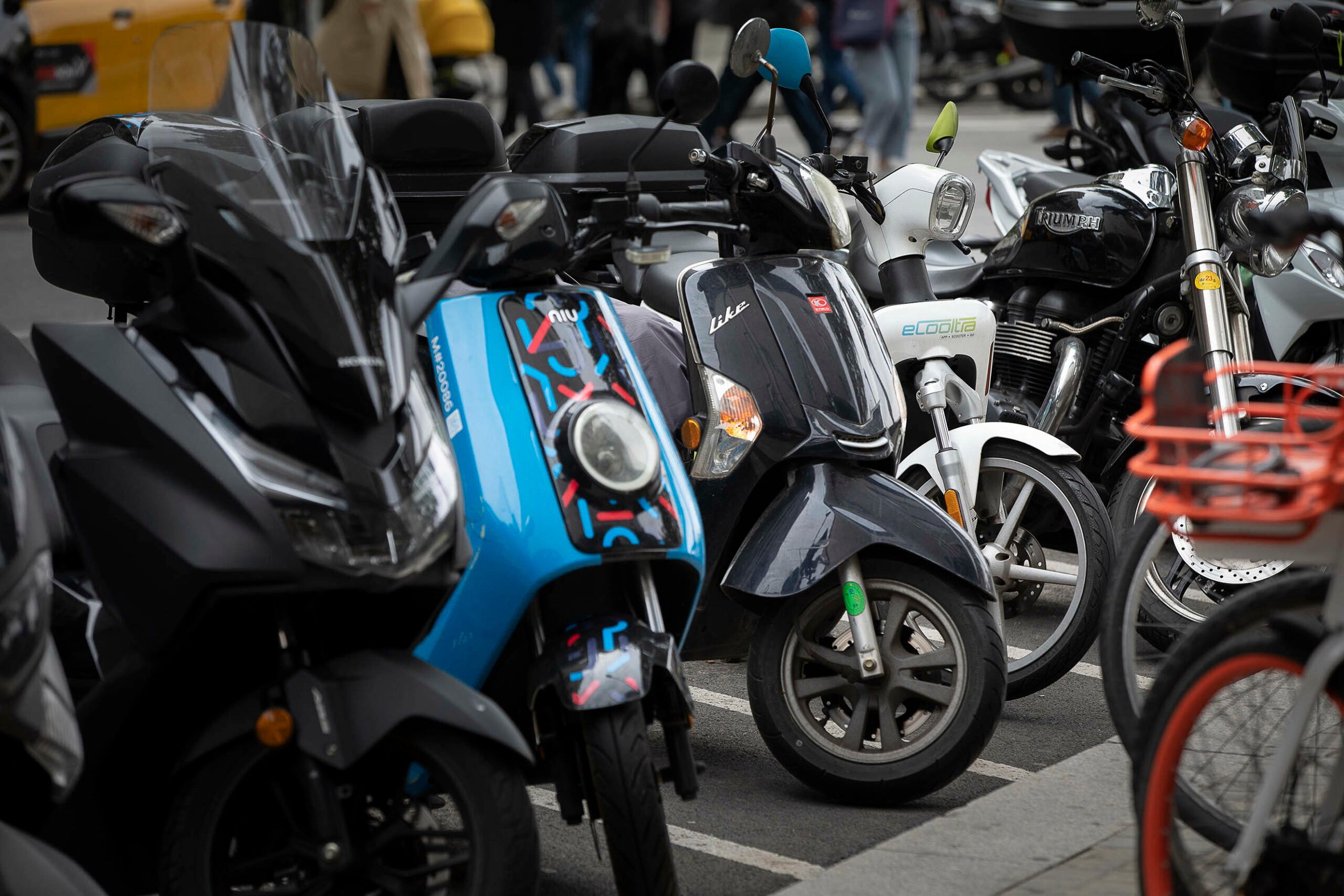 Motocicletes aparcades a Barcelona / Jordi Play