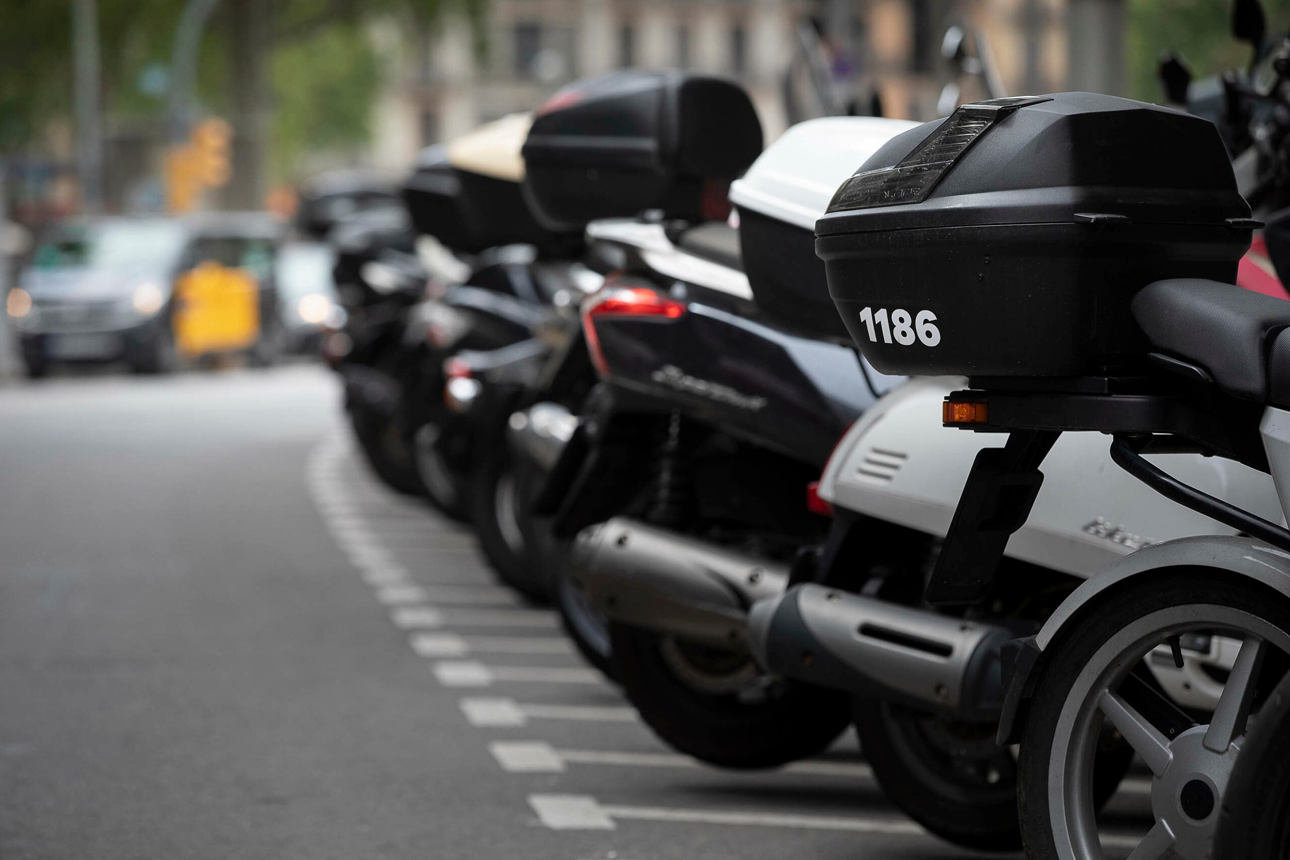 La meitat dels motoristes de Barcelona consideren perillós circular per la ciutat / Foto: Jordi Play