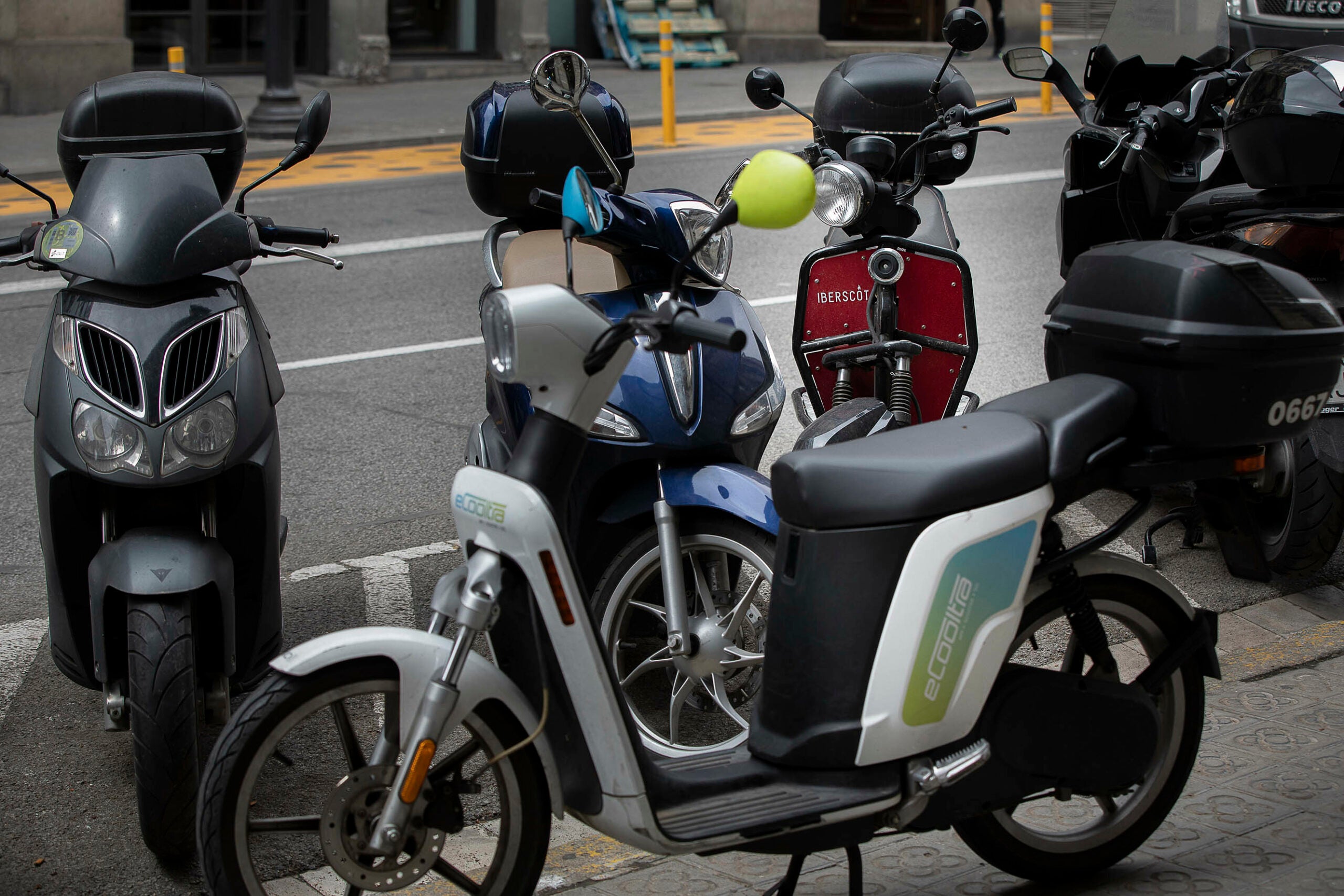 Una moto aparcada a la vorera en un carrer de Barcelona en una imatge d'arxiu / Jordi Play